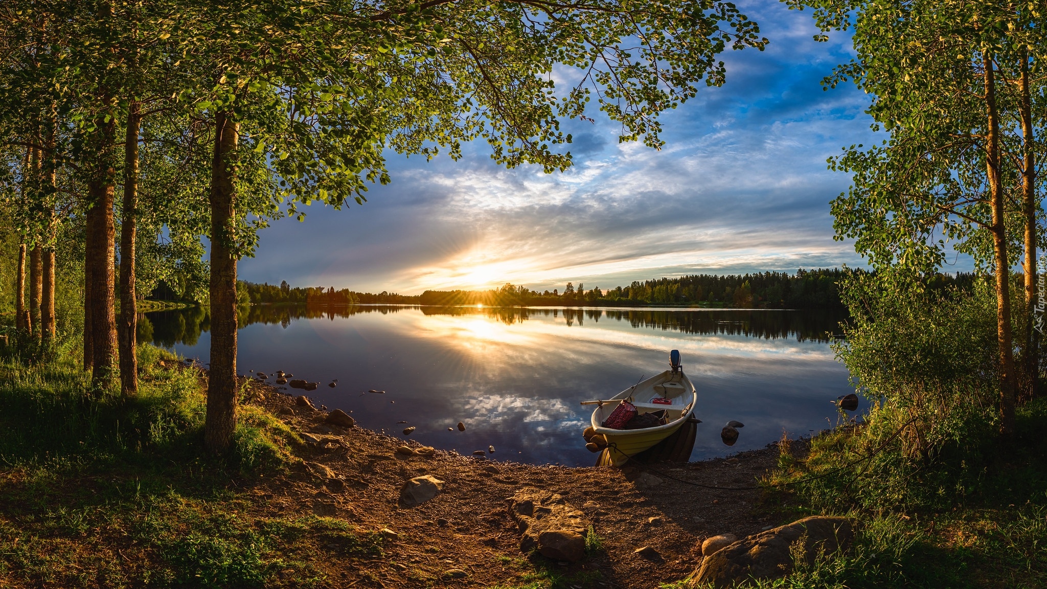 Zachód słońca, Rzeka Oulujoki, Łódka, Drzewa, Oulu, Finlandia