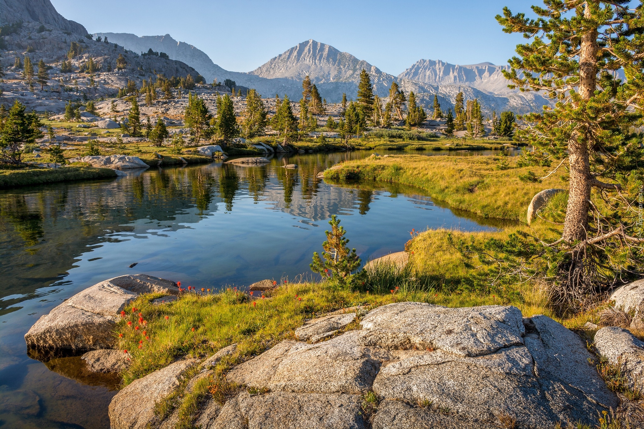 Góry, Skały, Jezioro, Drzewa, Kamienie, Niebo