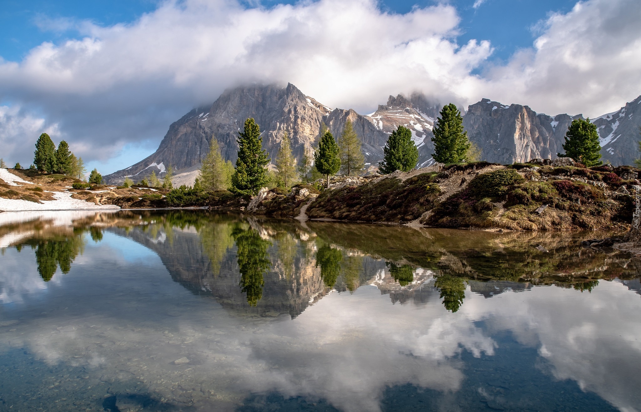 Góry, Dolomity, Jezioro, Lago Limides, Chmury, Drzewa, Odbicie, Tyrol, Włochy