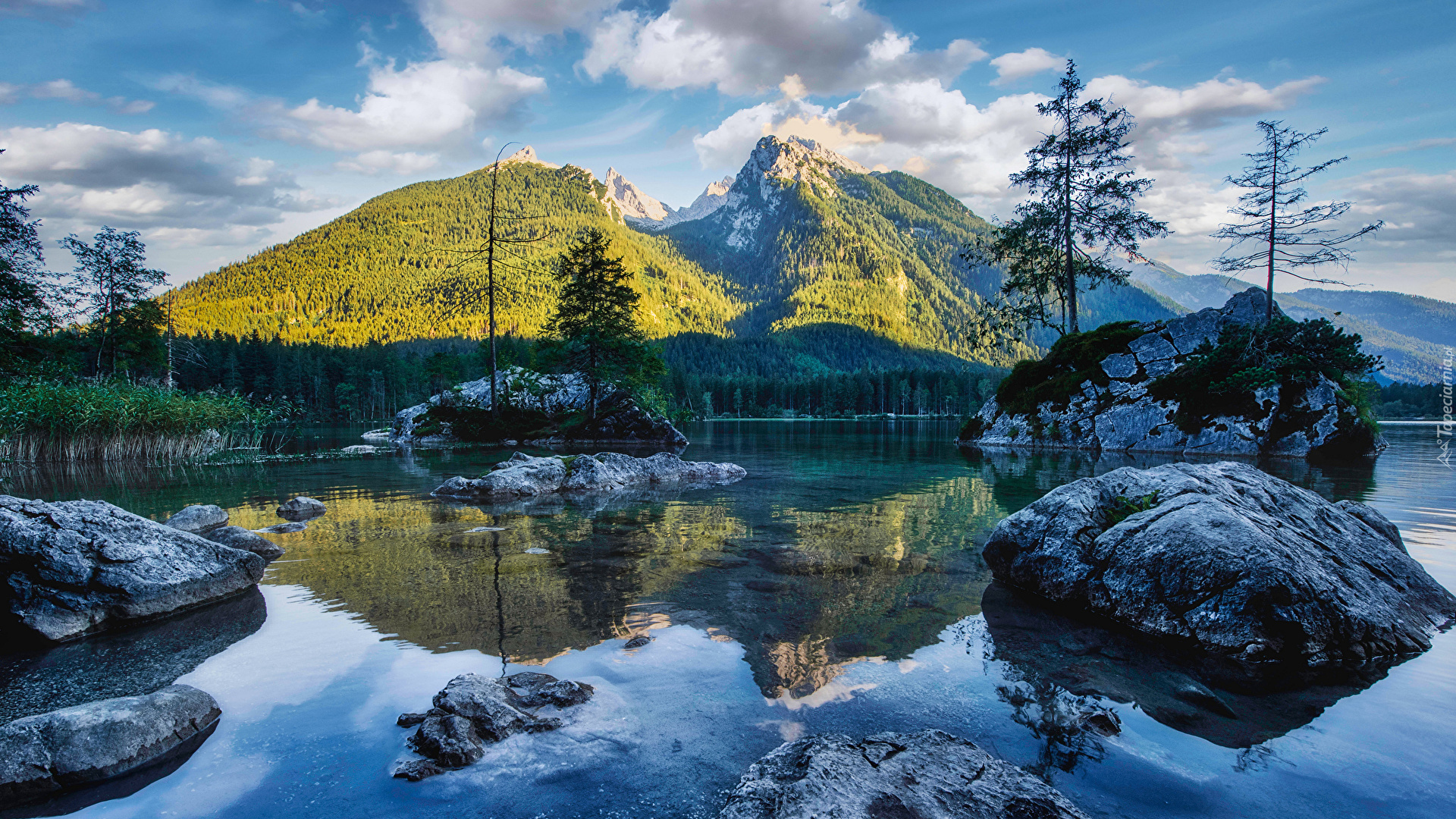 Niemcy, Bawaria, Góry, Alpy, Jezioro Hintersee, Skały, Drzewa, Las, Chmury