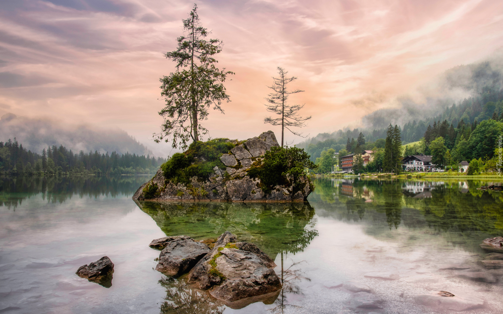 Drzewa, Mgła, Jezioro Hintersee, Skała, Góry, Alpy, Odbicie, Kamienie, Brzeg, Domy, Poranek, Bawaria, Niemcy