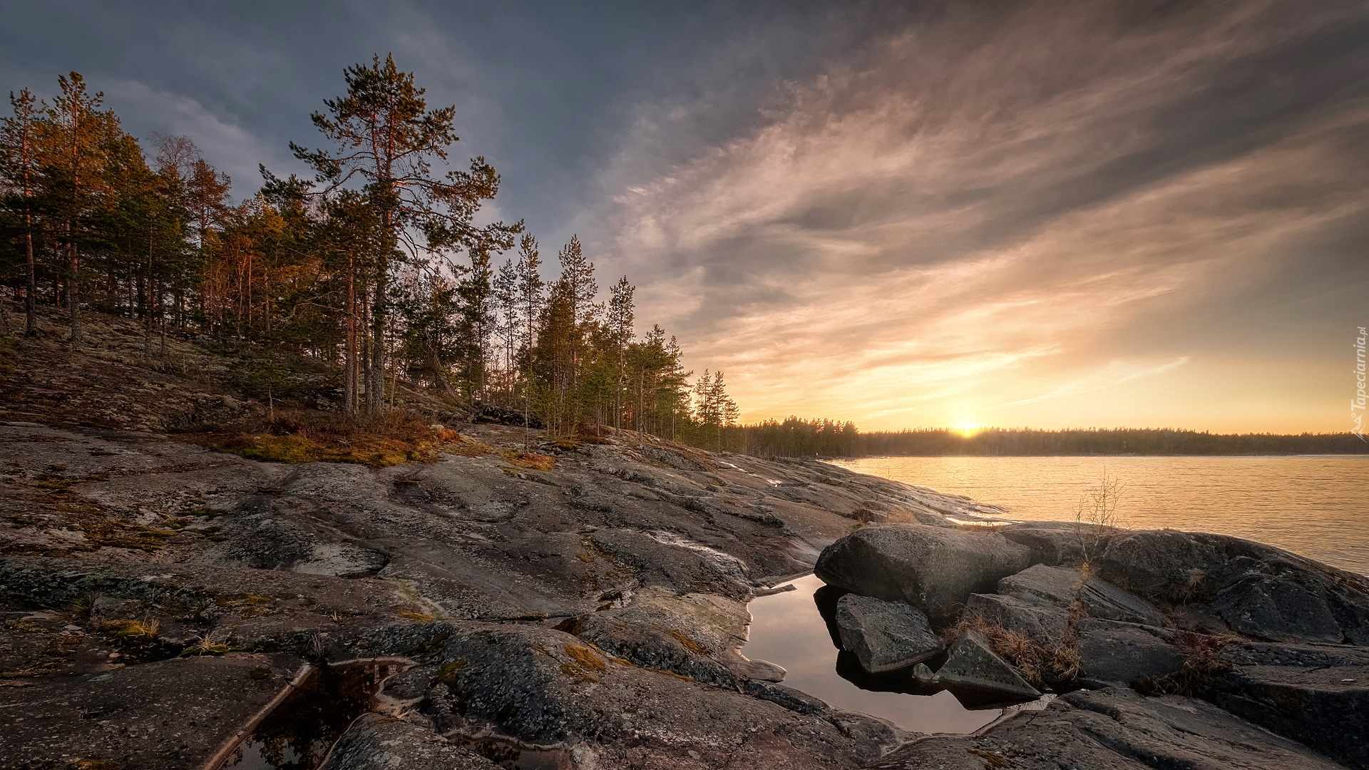 Zachód słońca, Drzewa, Skały, Jezioro Ładoga, Karelia, Rosja