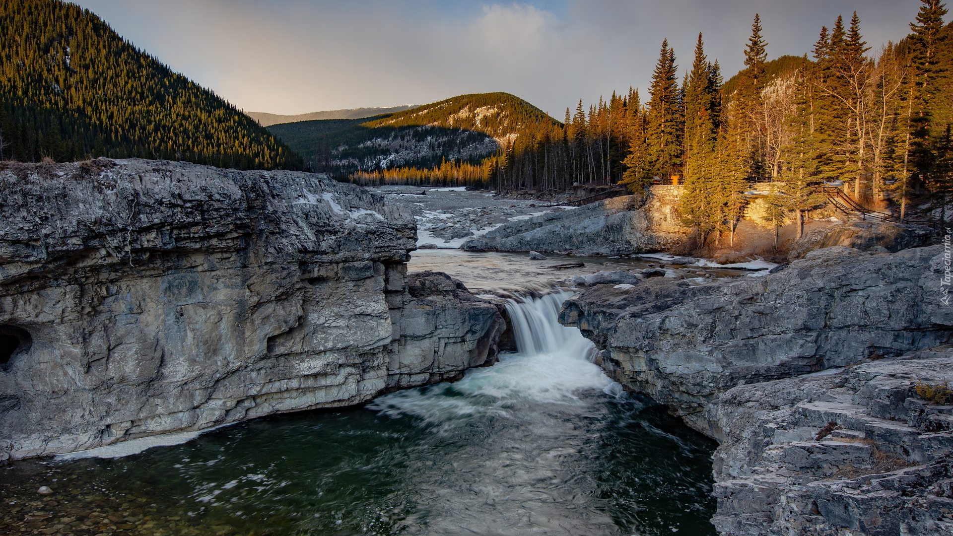 Wodospad, Elbow Falls, Rzeka Elbow River, Drzewa, Góry, Alberta, Kanada