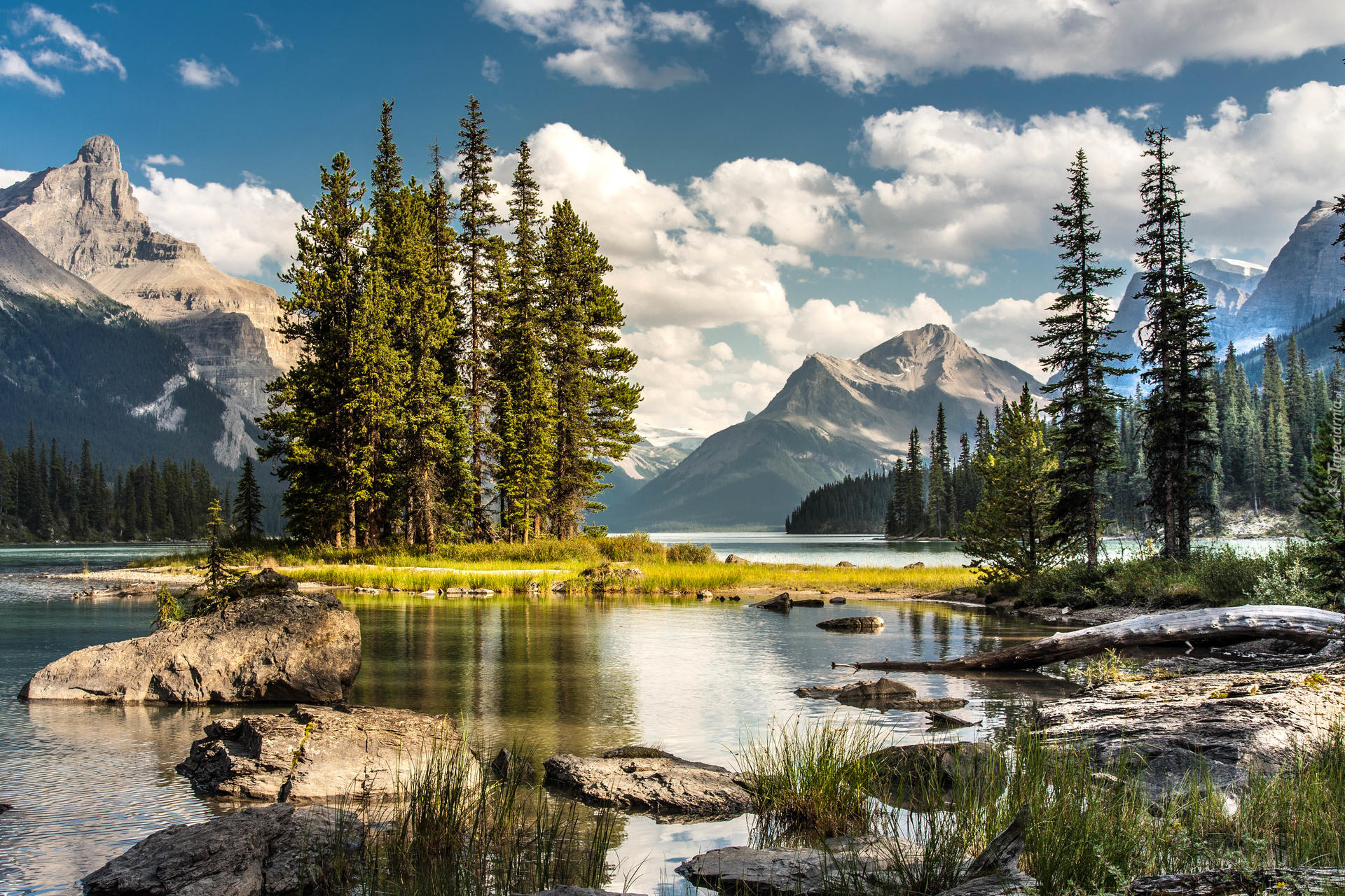 Park Narodowy Jasper, Jezioro Maligne, Wyspa Ducha, Chmury, Drzewa, Kamienie, Góry, Alberta, Kanada