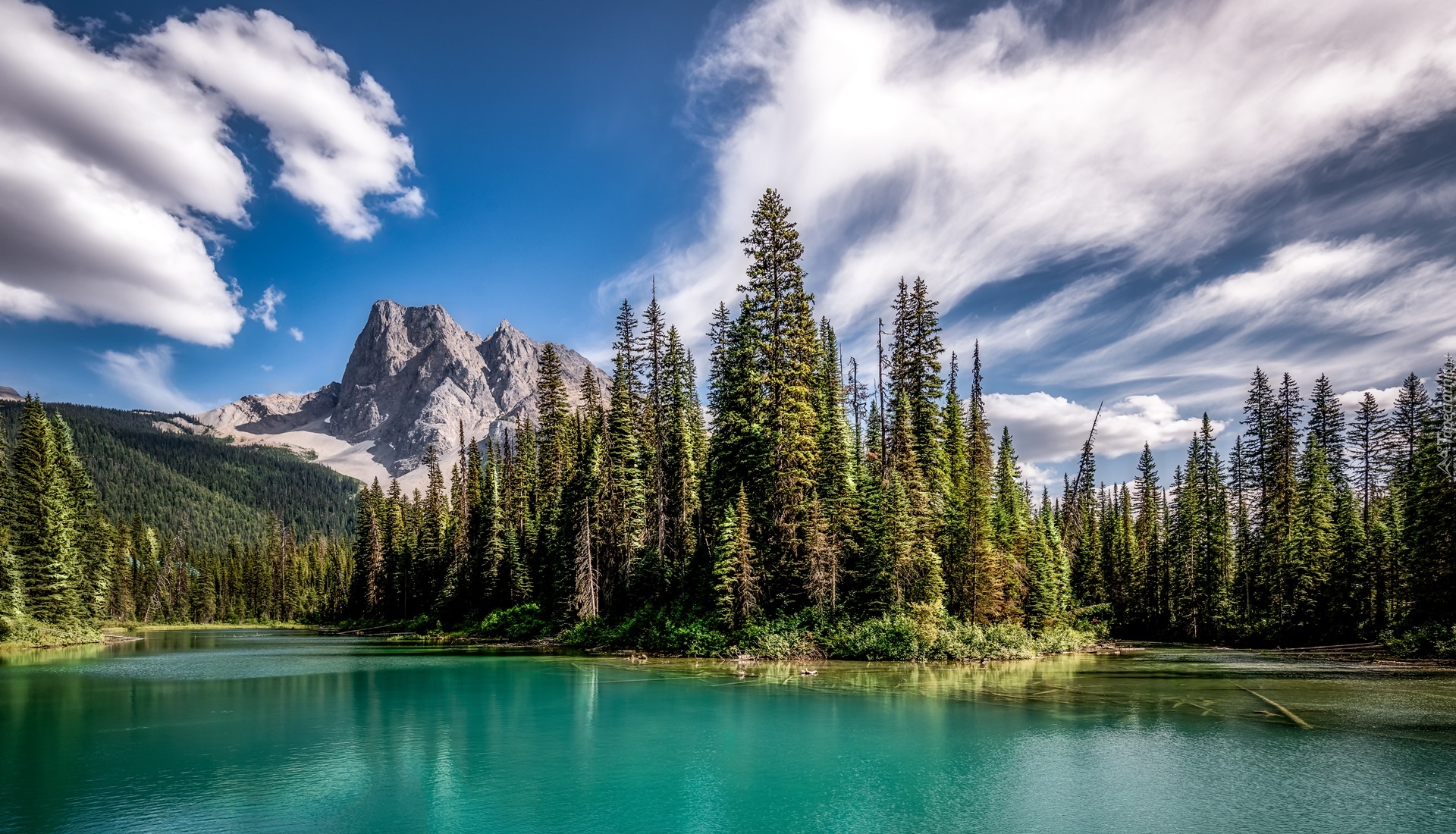 Park Narodowy Yoho, Jezioro Emerald Lake, Góry, Drzewa, Chmury, Prowincja Kolumbia Brytyjska, Kanada