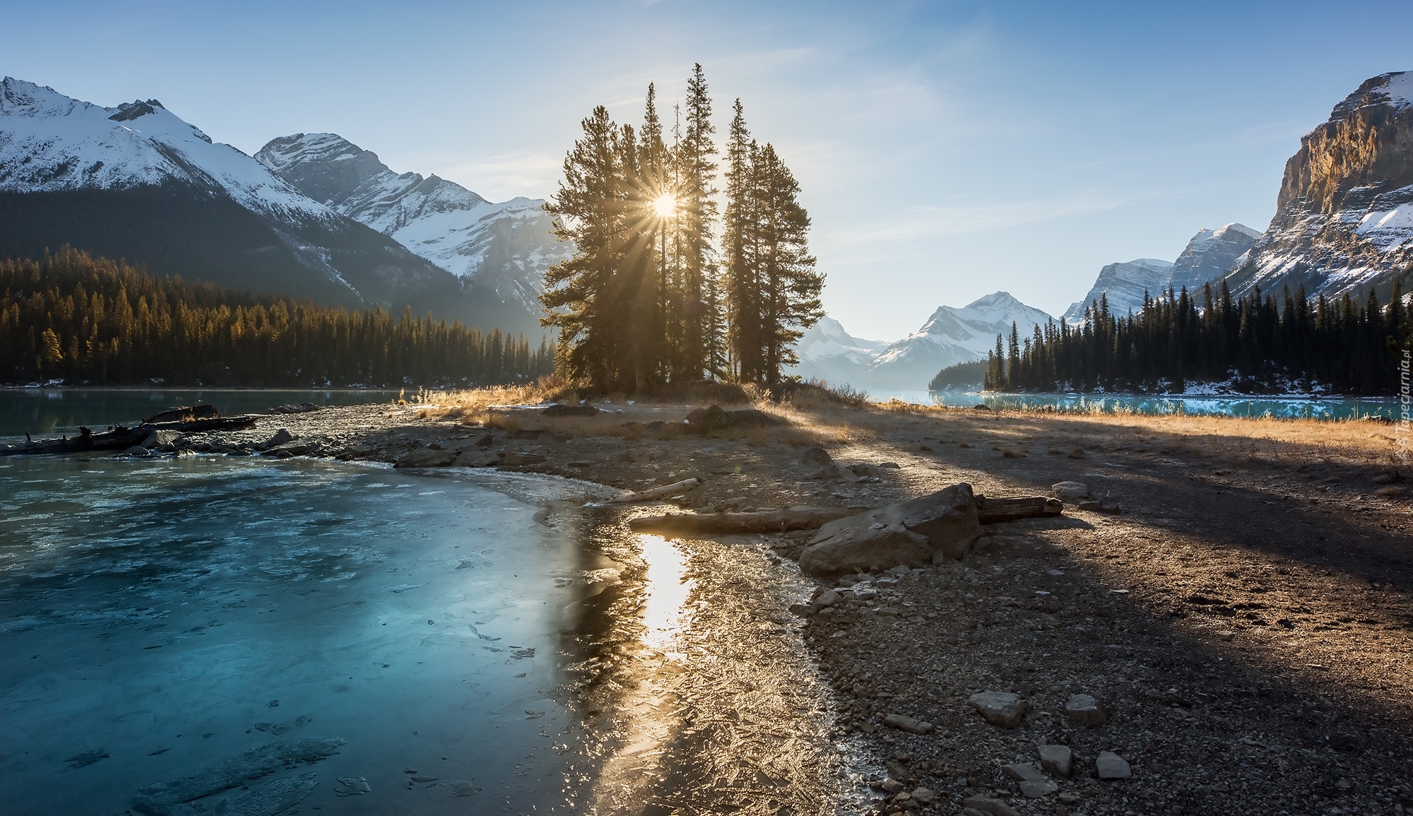 Park Narodowy Jasper, Góry, Jezioro Maligne, Drzewa, Promienie słońca, Alberta, Kanada