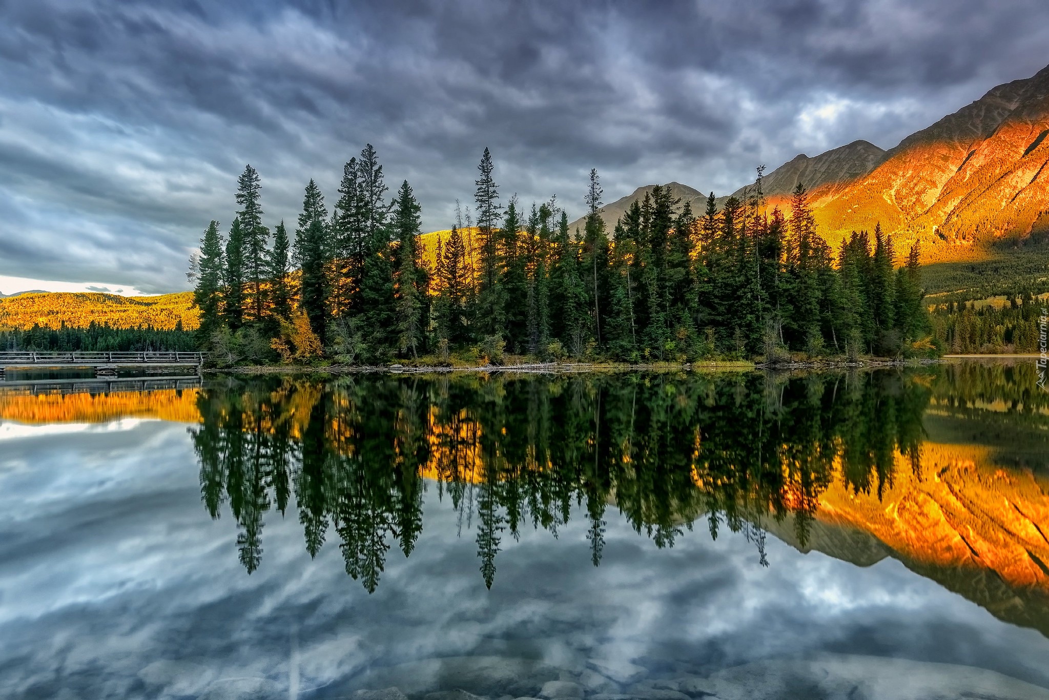 Kanada, Park Narodowy Jasper, Góry, Jezioro Pyramid Lake, Chmury, Drzewa