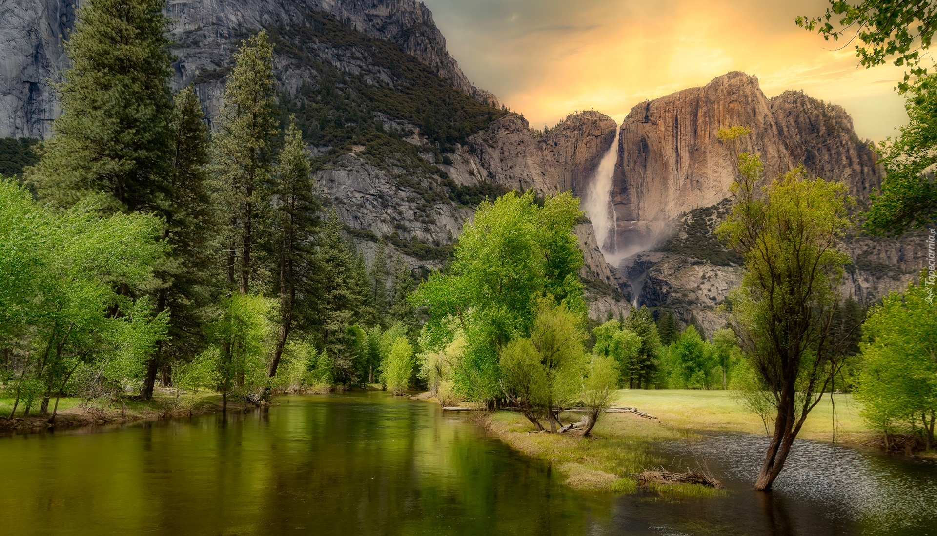 Stany Zjednoczone, Stan Kalifornia, Park Narodowy Yosemite, Góry, Wodospad Upper Falls, Rzeka, Drzewa