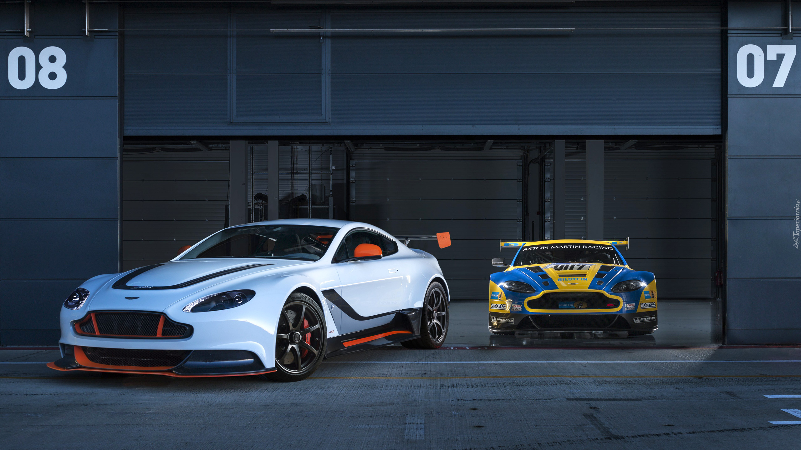 Dwa, Samochody, Aston Martin Vantage GT12