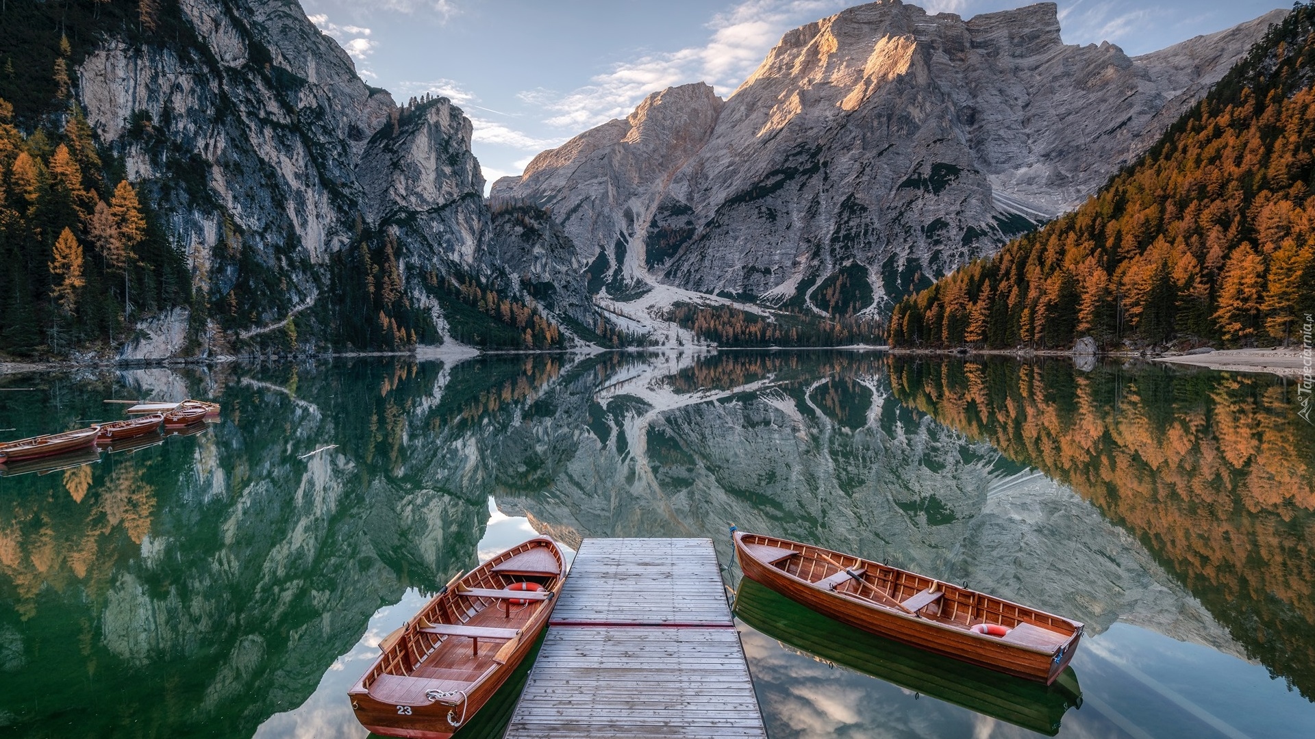 Włochy, Jezioro, Pragser Wildsee, Lago di Braies, Góry, Dolomity, Pomost, Łódki