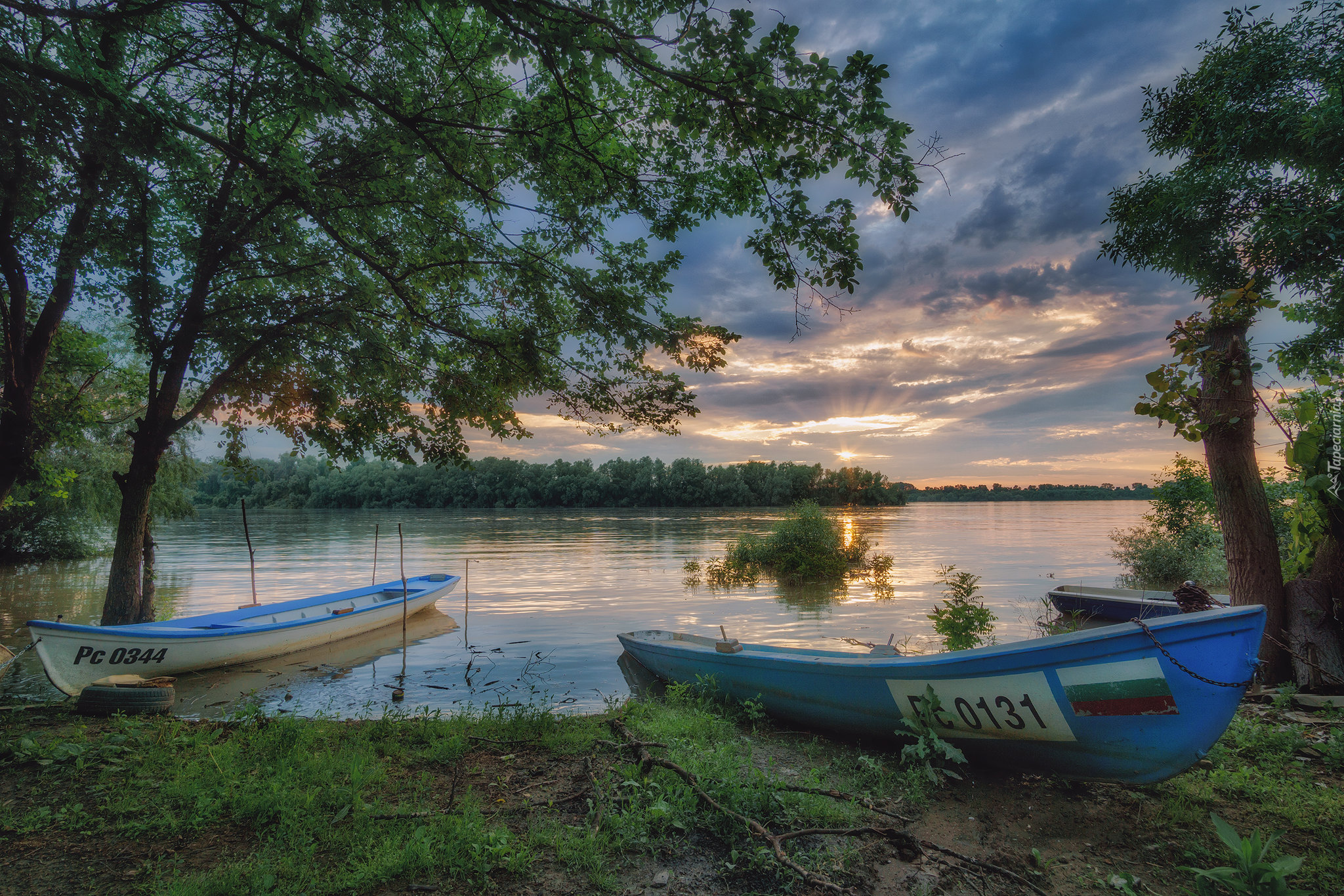 Jezioro, Łódki, Brzeg, Drzewa, Zachód słońca