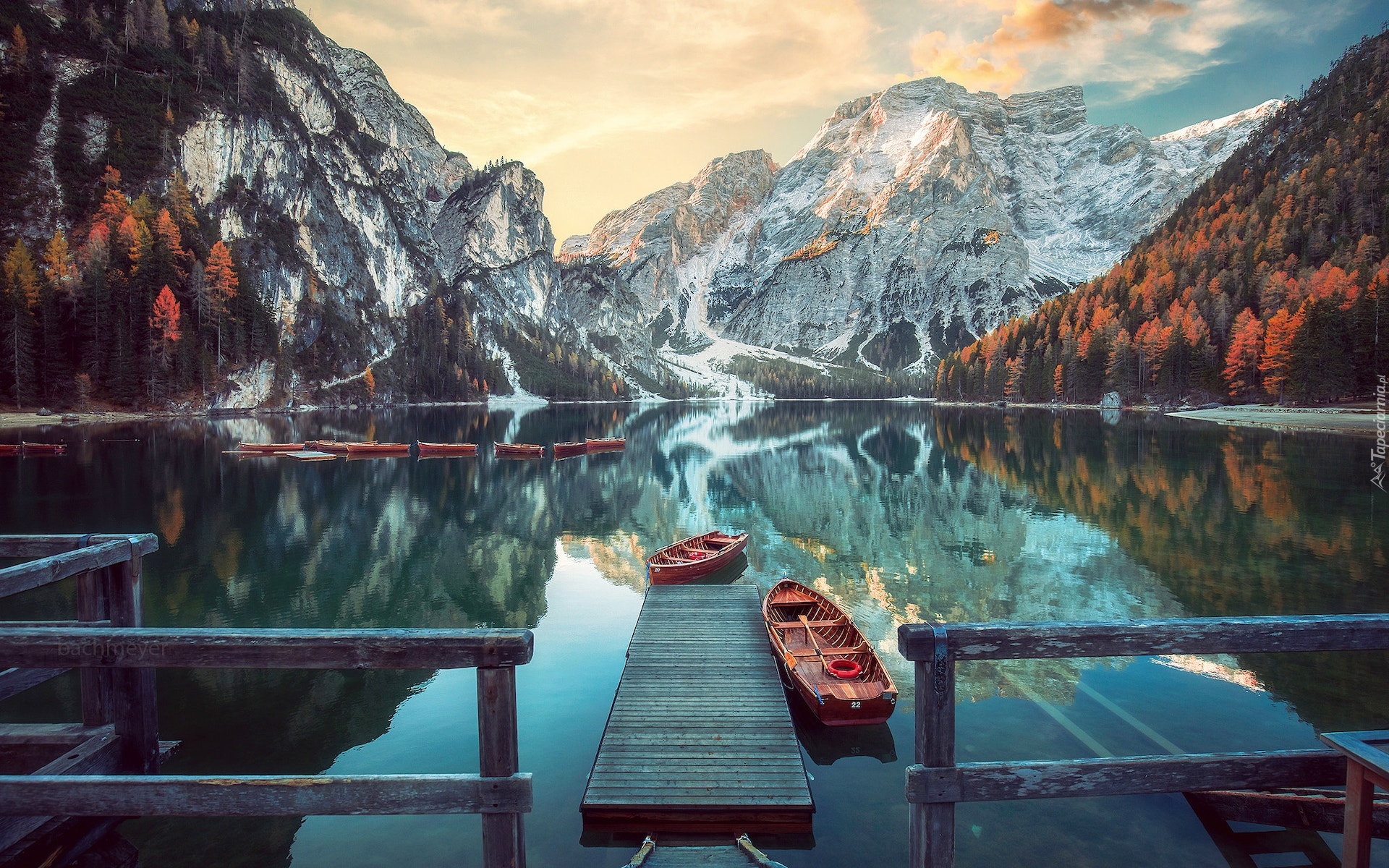 Włochy, Jezioro, Pragser Wildsee, Lago di Braies, Góry, Dolomity, Pomost, Łódki, Drzewa