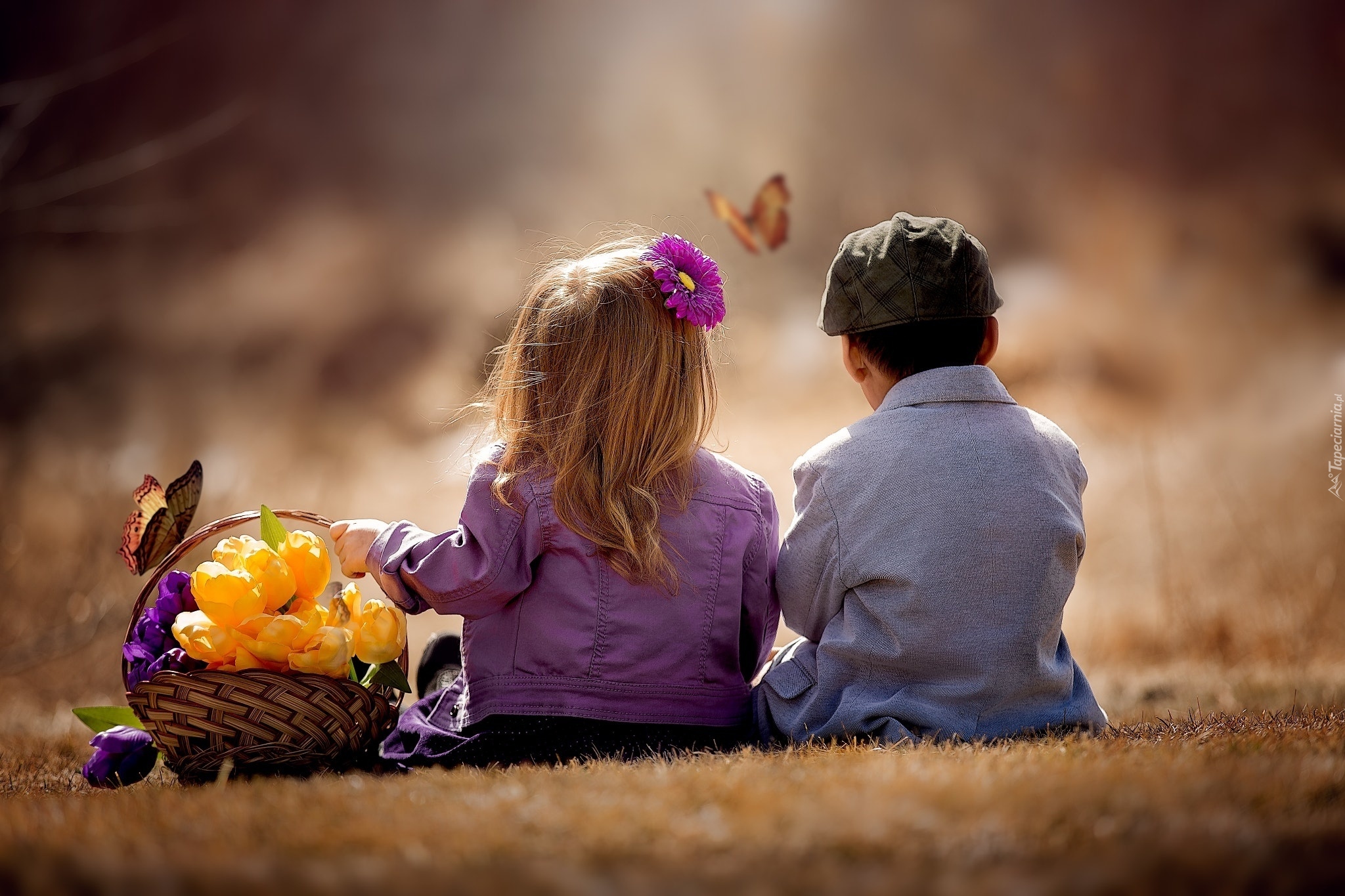 Любите детей сегодня. Любовь к ребенку. Мальчик дарит девочке цветы. Цветы для детей. Мальчик и девочка с цветами.