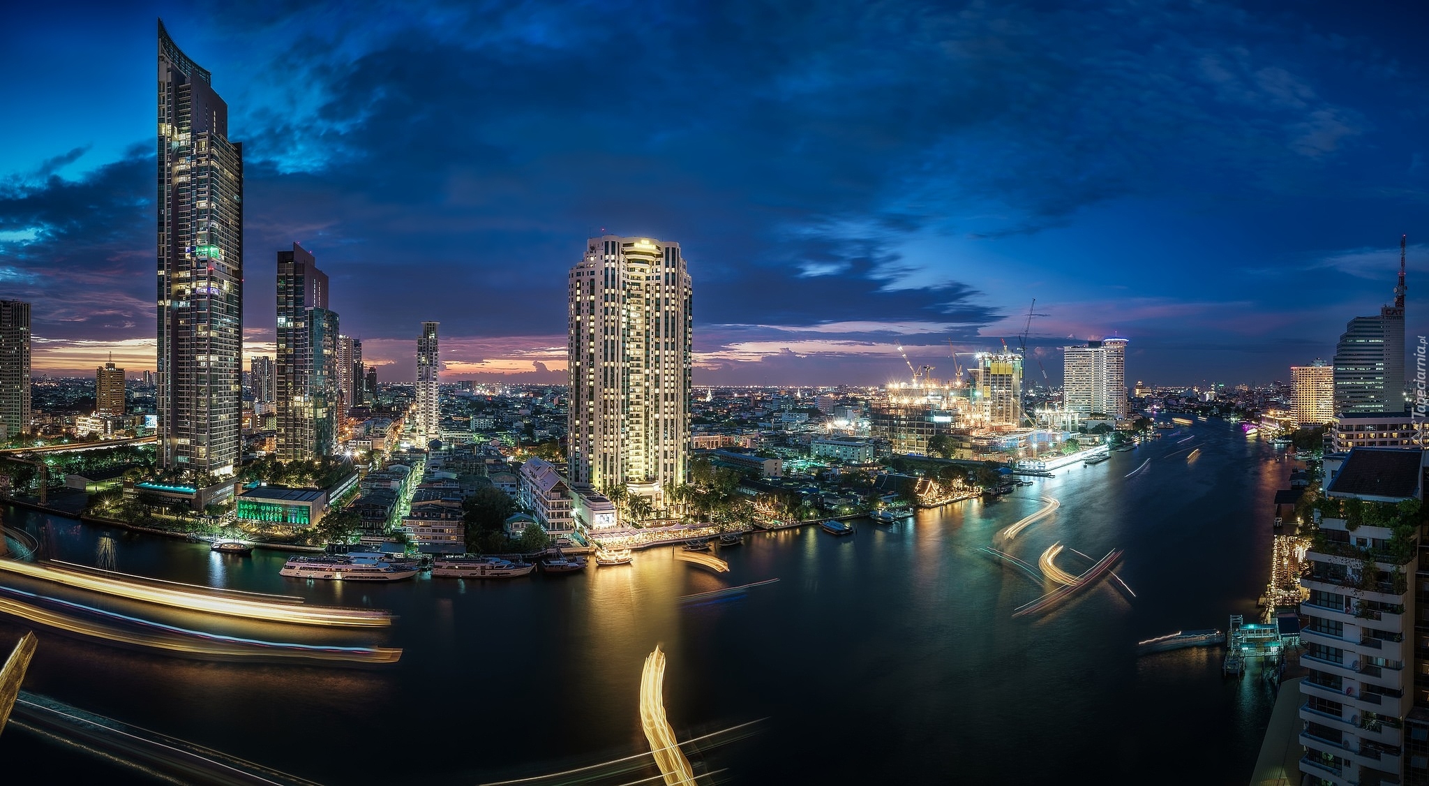 Dzielnica Khlong San, Bangkok, Tajlandia, Rzeka Chao Phraya River, Wieżowce, Zmrok