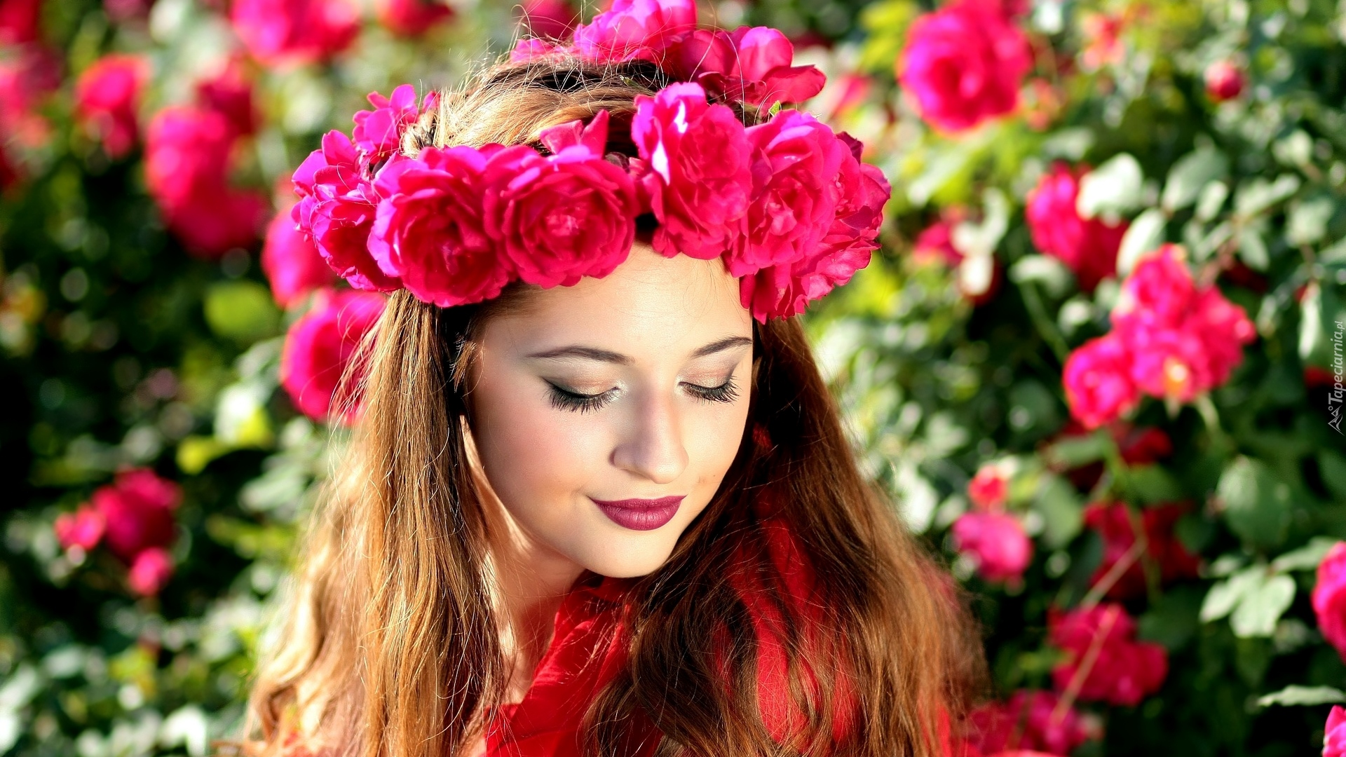 Dziewczyna w wianku z czerwonych kwiatów