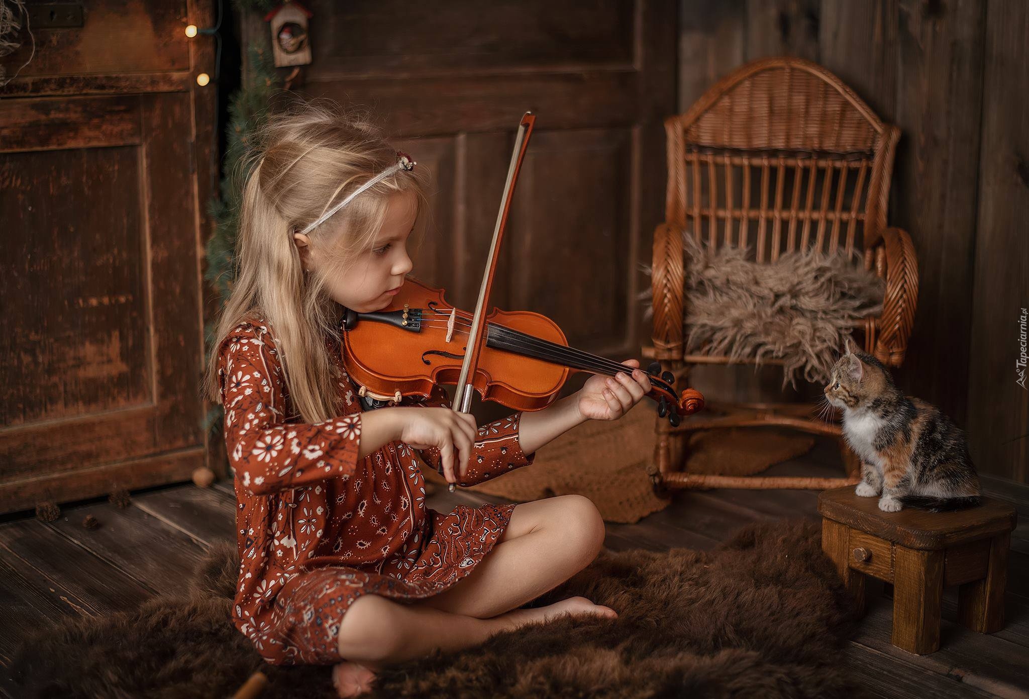 Детям негде играть песни. Девочка со скрипкой. Скрипка для детей. Фотосессия со скрипкой детская. Мальчик со скрипкой.