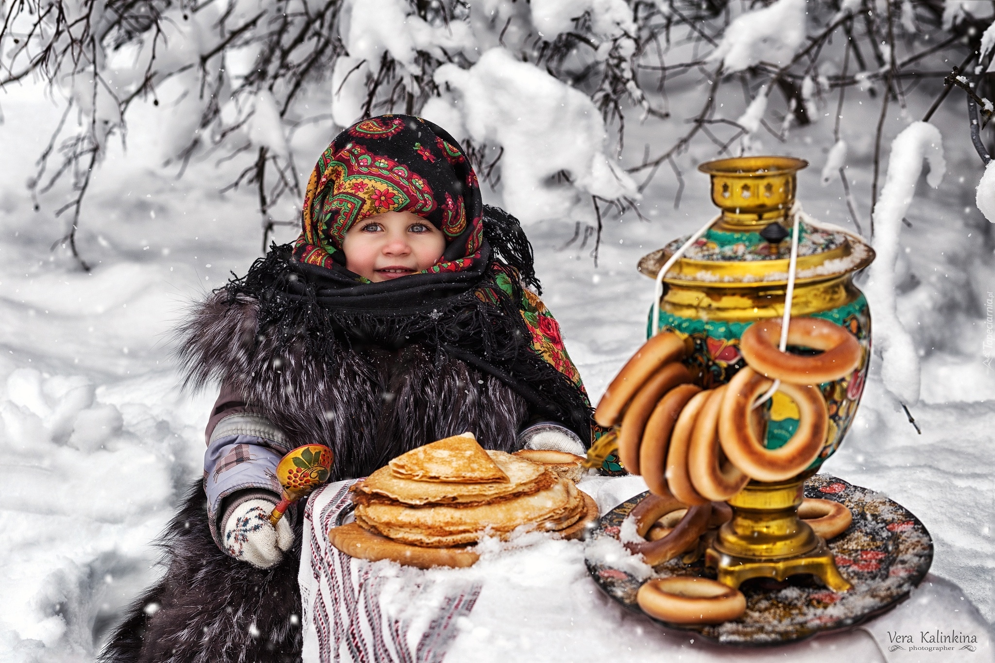 Dziewczynka, Chusta, Futro, Zima, Śnieg, Samowar, Pieczywo, Naleśniki