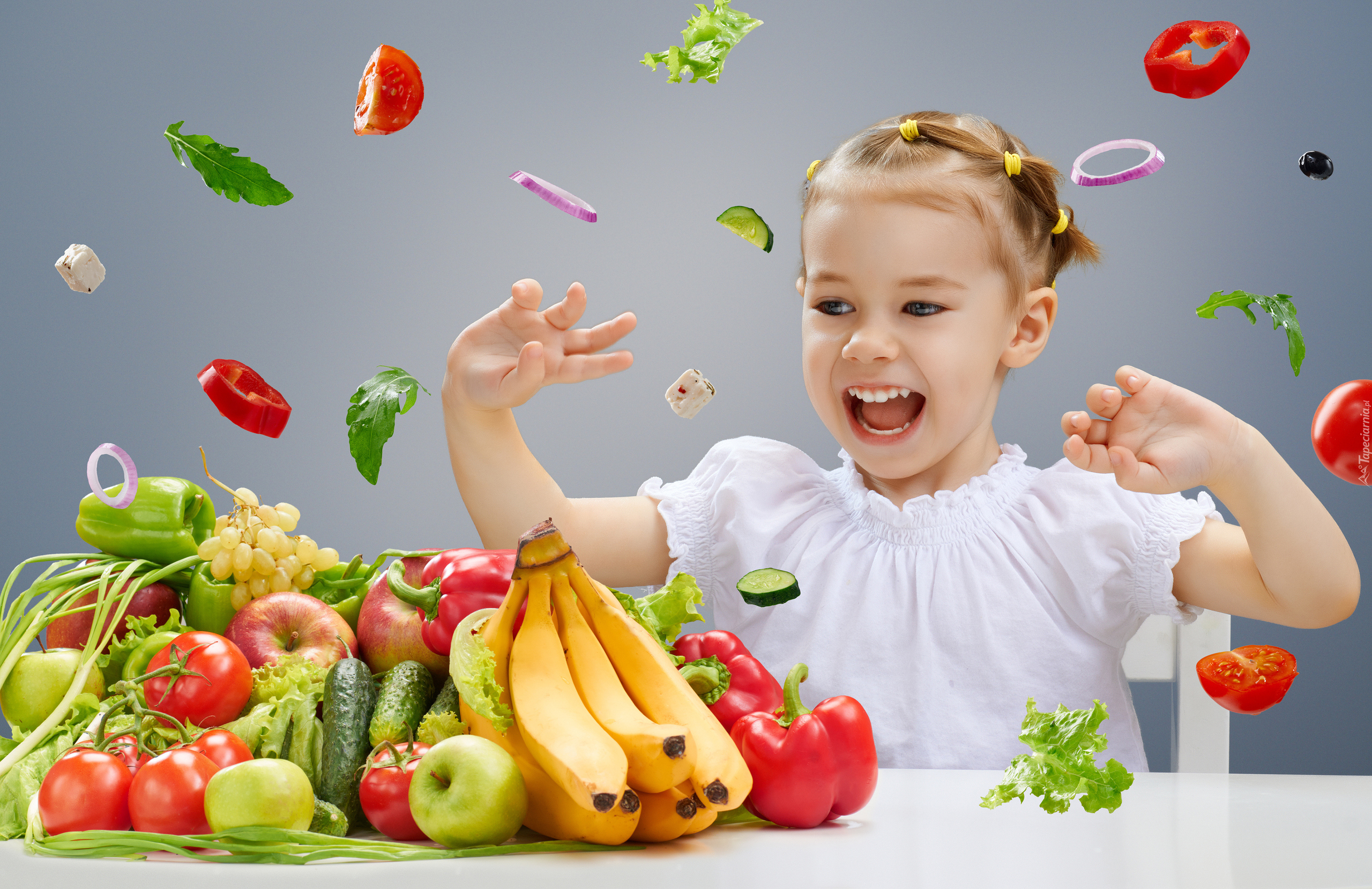 Warzywa, Owoce, Dziecko, Dziewczynka, Uśmiech, Stół, Krzesło