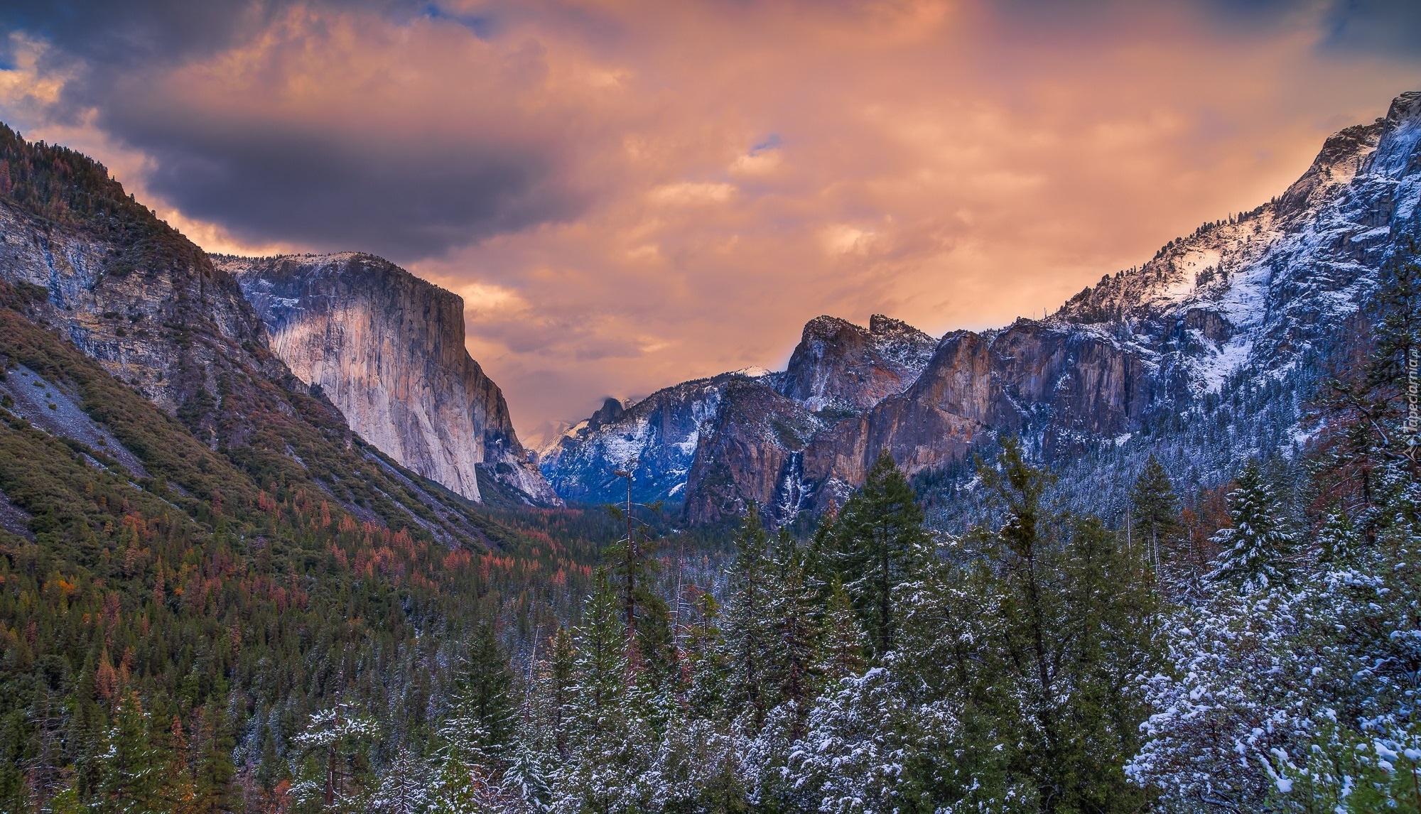 Stany Zjednoczone, Stan Kalifornia, Park Narodowy Yosemite, Dolina Yosemite Valley, Góry, El Capitan, Drzewa, Śnieg