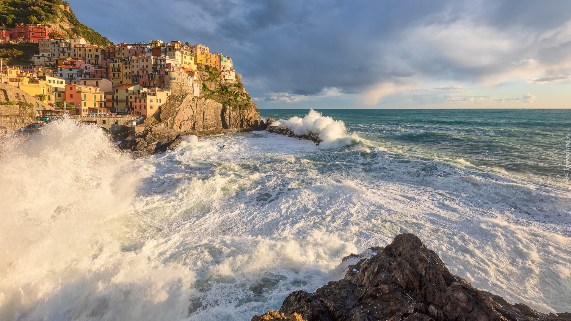 Włochy, Gmina Riomaggiore, Miejscowość Manarola, Morze Liguryjskie, Fale, Cinque Terre, Kolorowe, Domy, Zatoka, Skały, Chmury