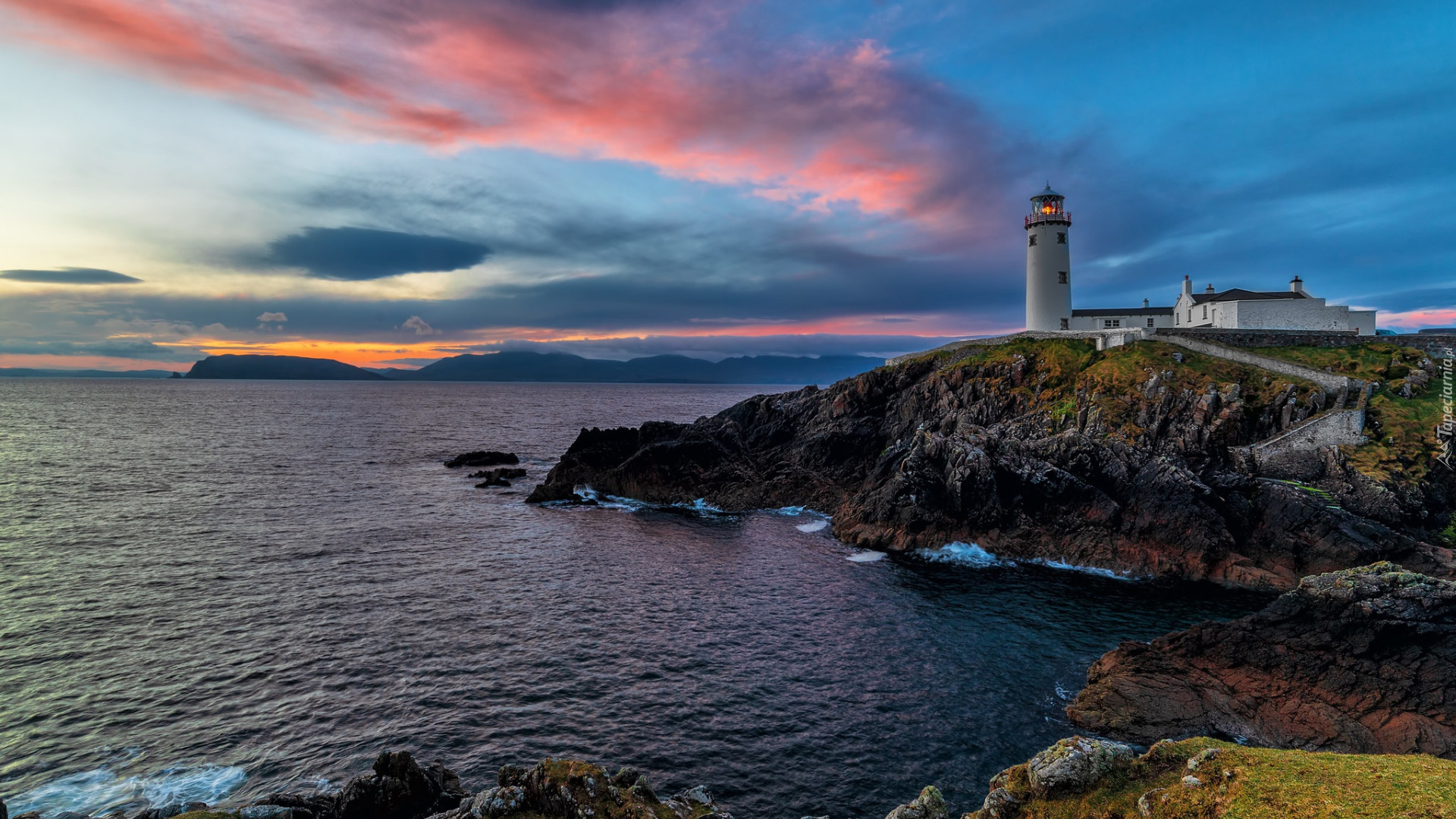 Irlandia, Wybrzeże, Skały, Latarnia morska, Fanad Head Lighthouse, Morze, Chmury, Poranek