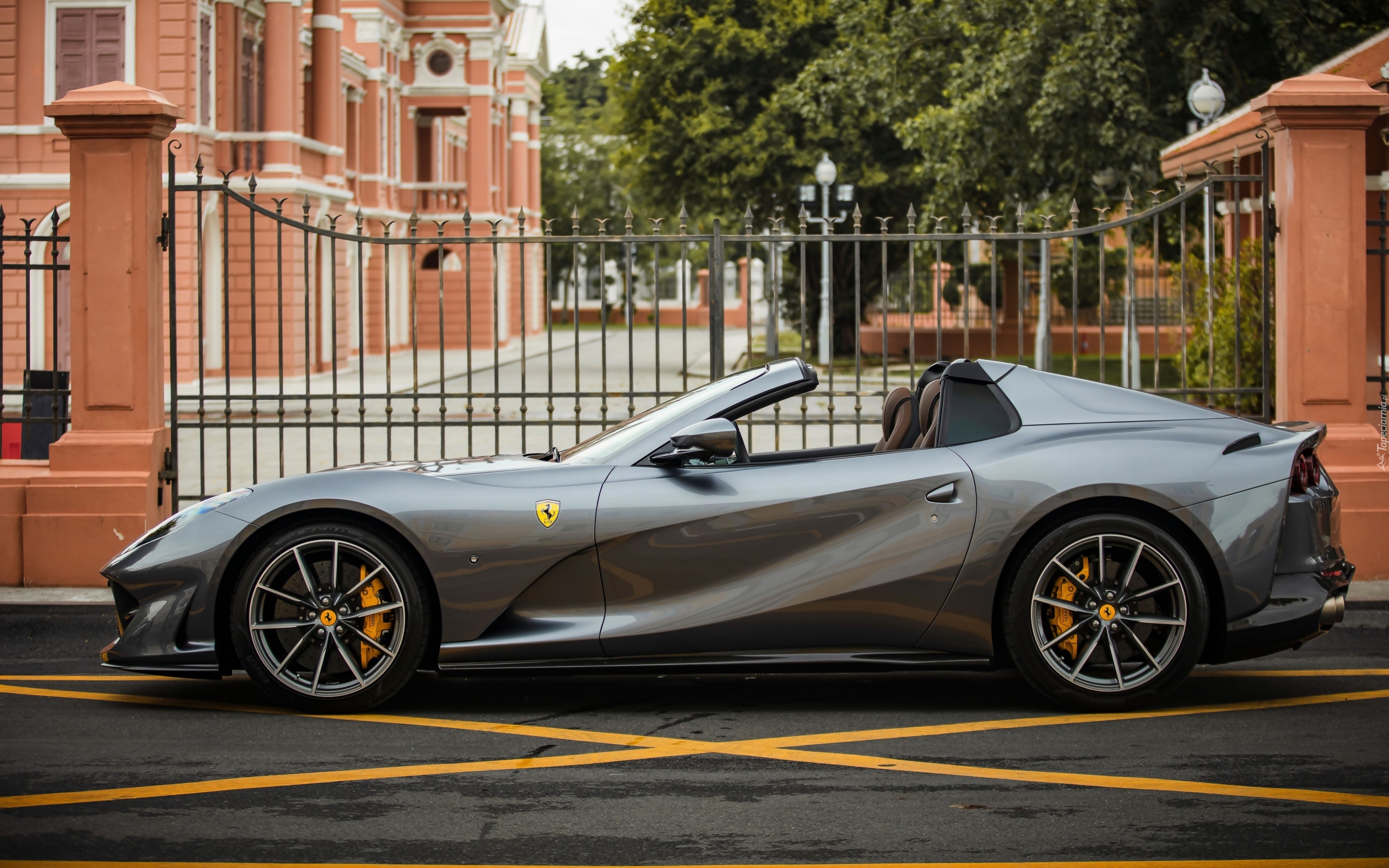 Ferrari 812 GTS, Ogrodzenie, Budynek