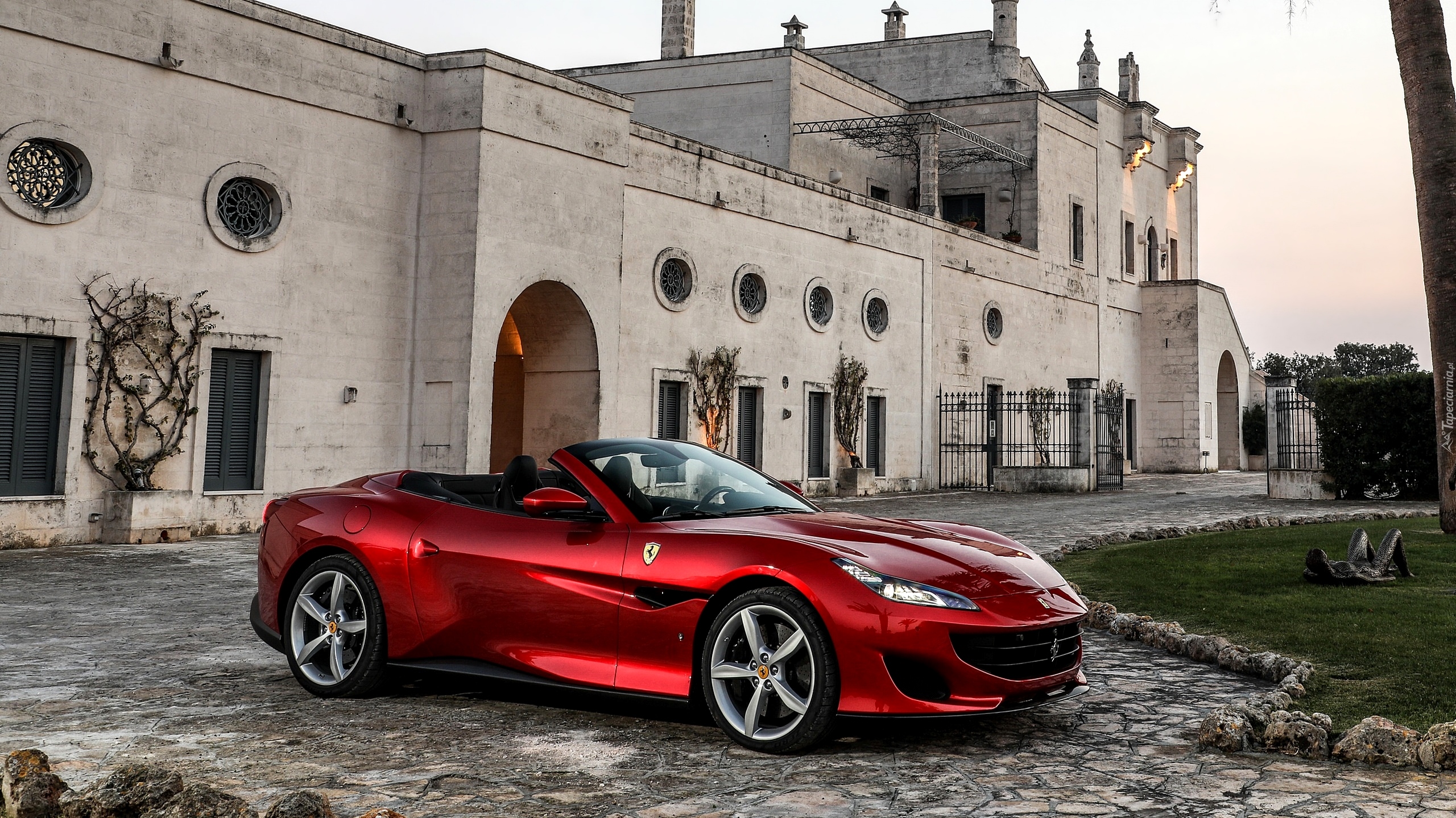 Czerwone, Ferrari Portofino, 2018, Budynek