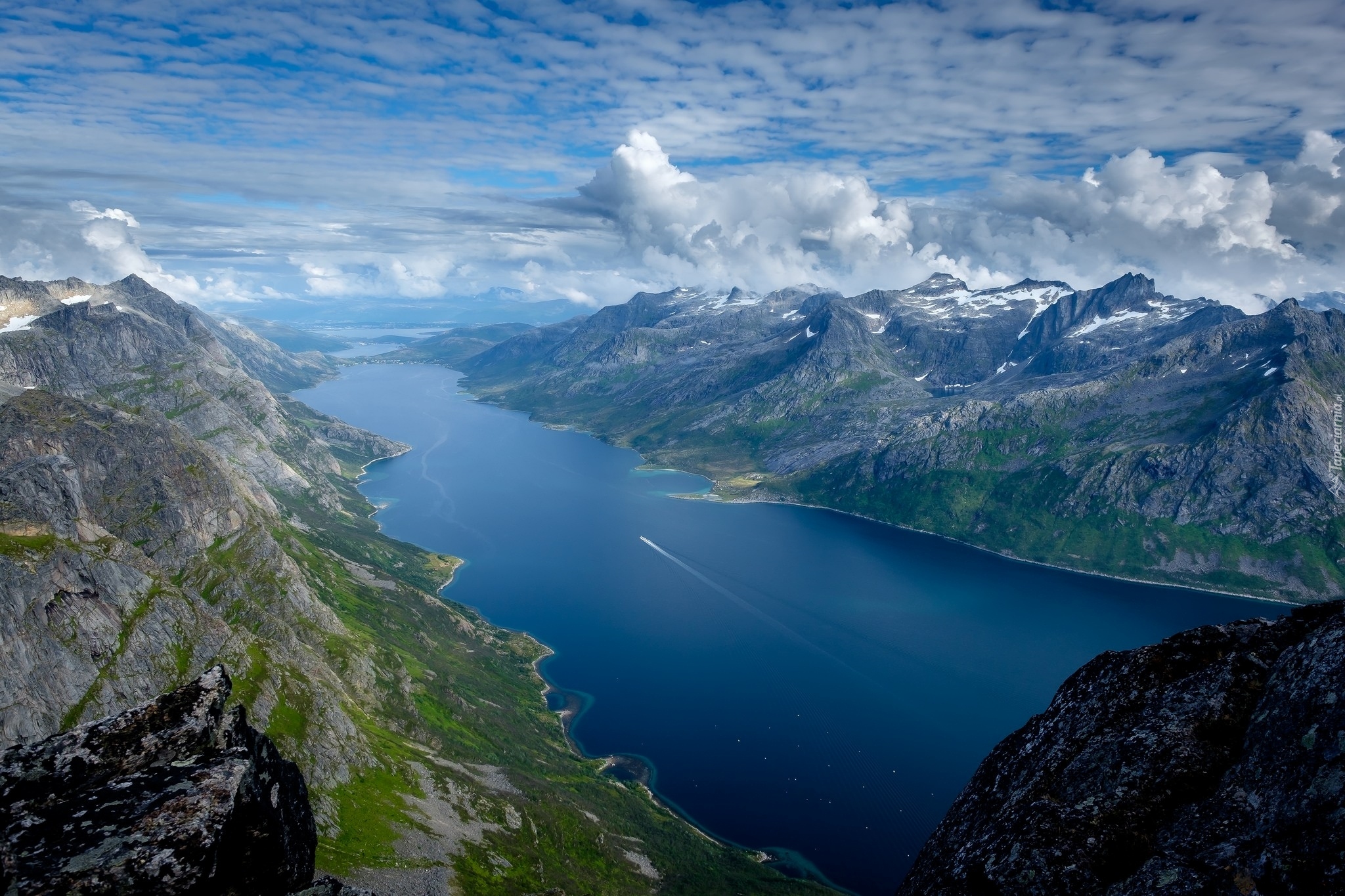 Fiord Ersfjorden, Góry, Góra Skamtinden, Gmina Troms, Norwegia, Chmury