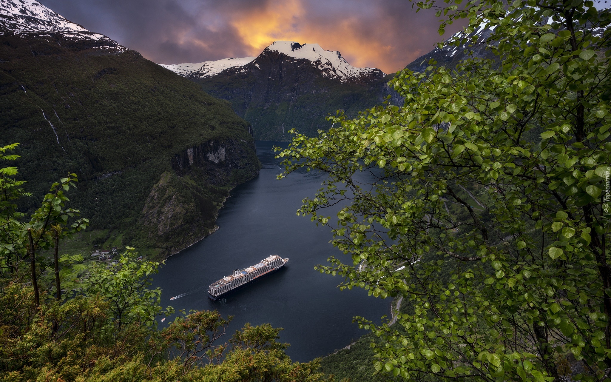 Norwegia, Fiord Geirangerfjord, Góry, Zachód słońca, Statek MS Koningsdam