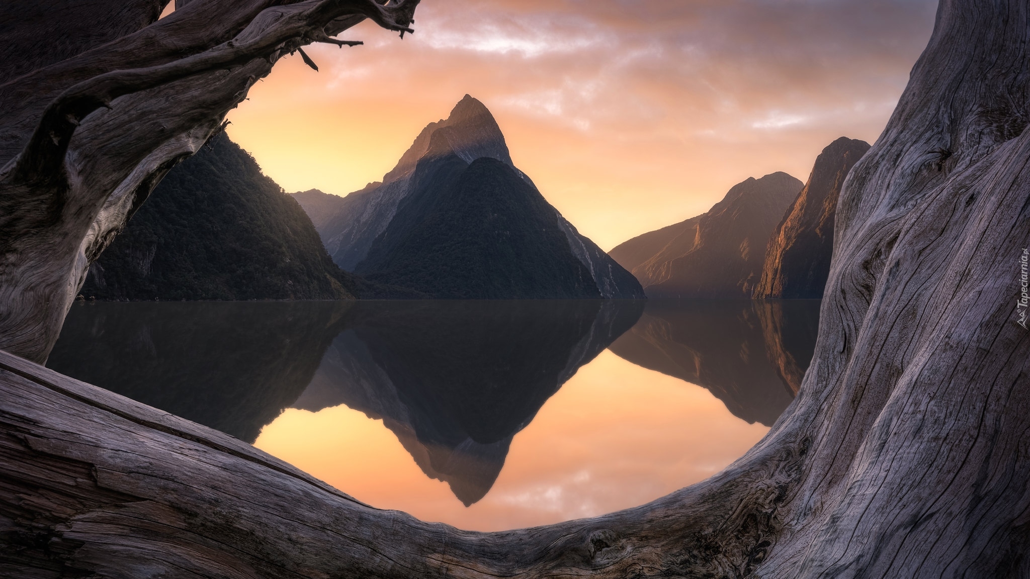 Zachód słońca, Zatoka Milforda, Fiord Milford, Góry, Alpy Południowe, Góra Mitre Peak, Odbicie, Park Narodowy Fiordland, Wyspa Południowa, Nowa Zelandia