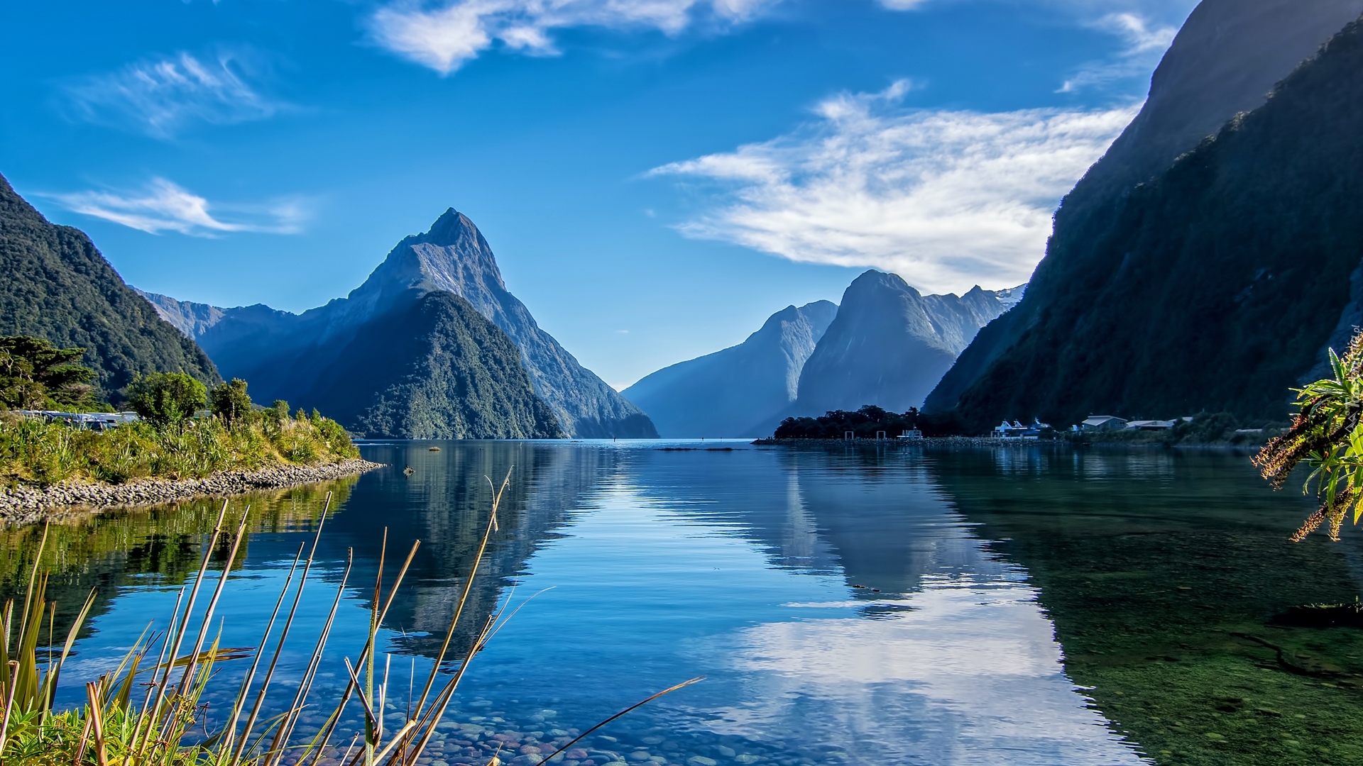 Zatoka Milforda, Fiord Milford, Góry, Roślinność, Chmury, Park Narodowy Fiordland, Wyspa Południowa, Nowa Zelandia