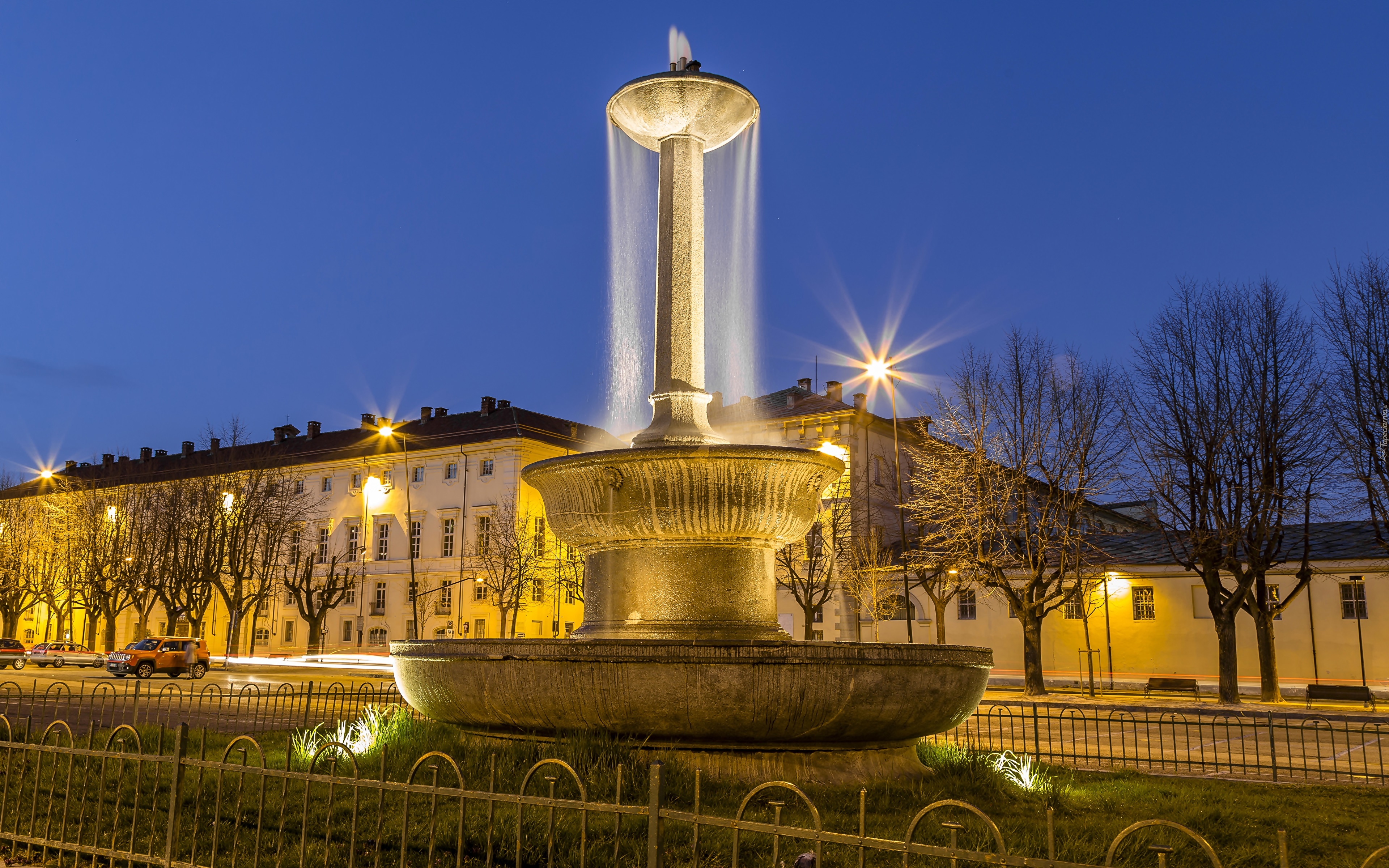 Włochy, Region Piemont, Miasteczko Pinerolo, Plac Piazza Vittorio Veneto, Fontanna, Domy, Noc