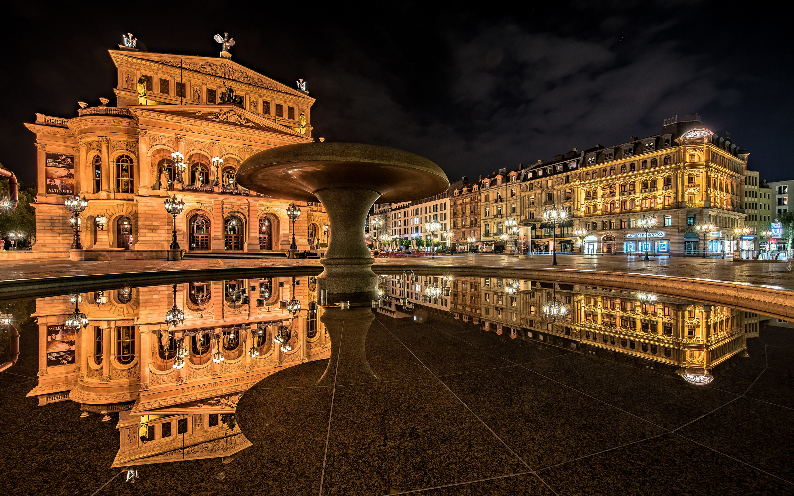 Niemcy, Frankfurt nad Menem, Opera, Alte Oper, Noc, Plac, Oświetlenie, Odbicie, Fontanna, Domy, Ulica Miasto nocą, Opery