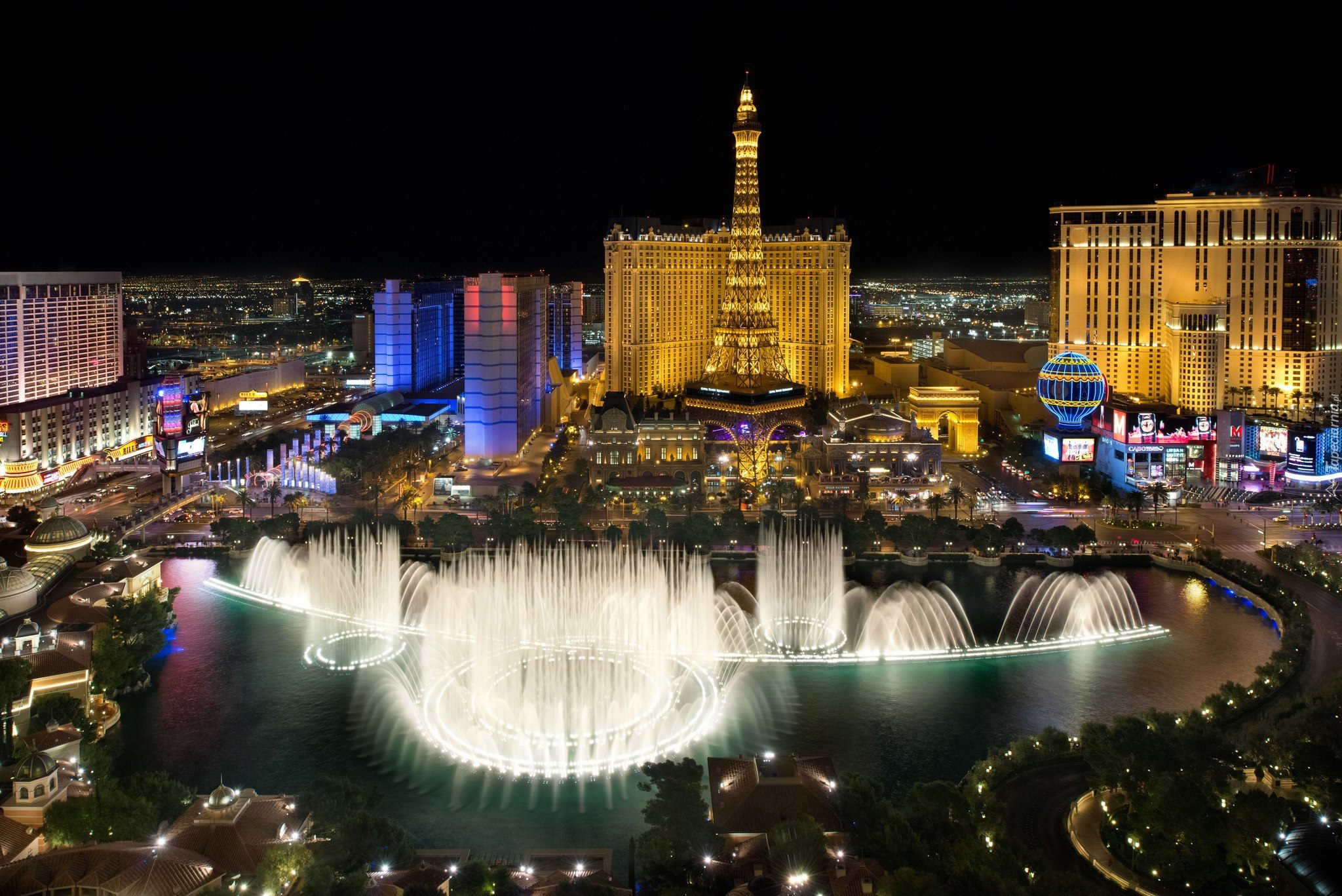 Stany Zjednoczone, Stan Nevada, Las Vegas, Noc, Fontanny Fountains of Bellagio, Hotel Paris Las Vegas Hotel & Casino