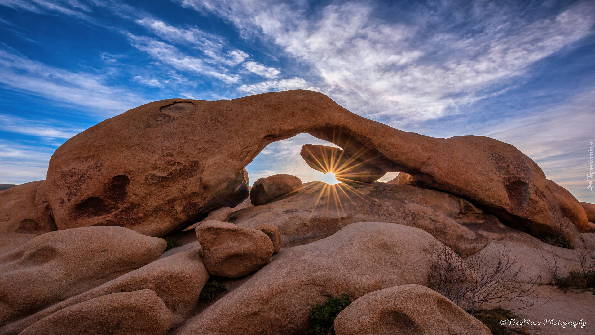 Skały, Formacja Arch Rock, Niebo, Promienie słońca, Park Narodowy Joshua Tree, Kalifornia, Stany Zjednoczone