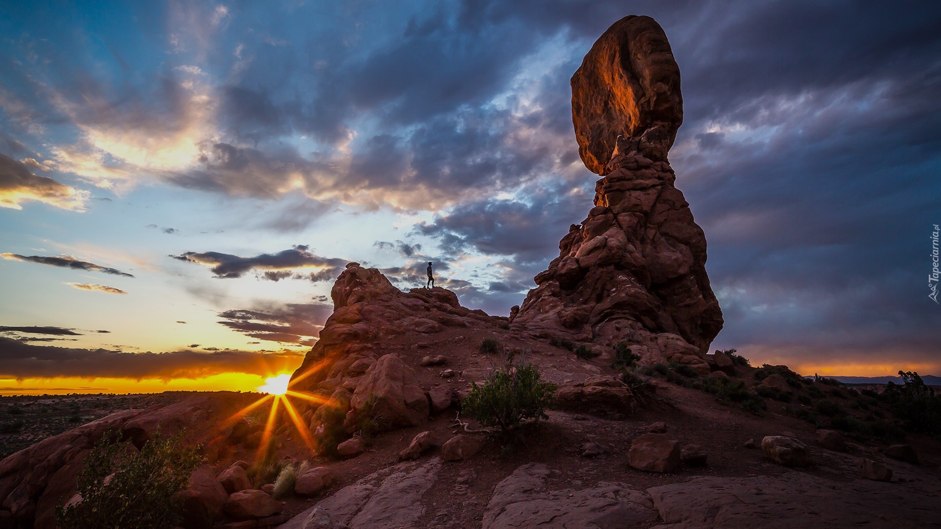 Stany Zjednoczone, Utah, Park Narodowy Arches, Człowiek, Niebo, Chmury, Zachód słońca, Skały, Formacja skalna, Balanced Rock