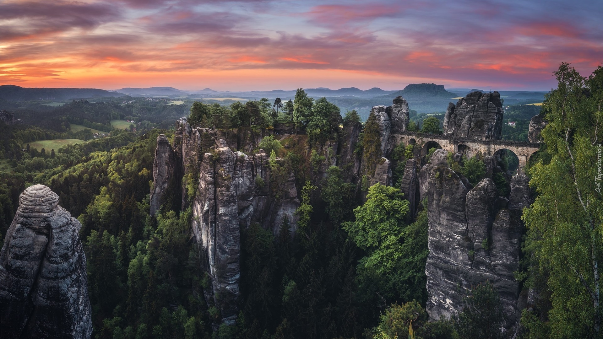 Formacja skalna, Bastei, Drzewa, Las, Skały, Zachód słońca, Chmury, Góry Połabskie, Park Narodowy Saskiej Szwajcarii, Saksonia, Niemcy