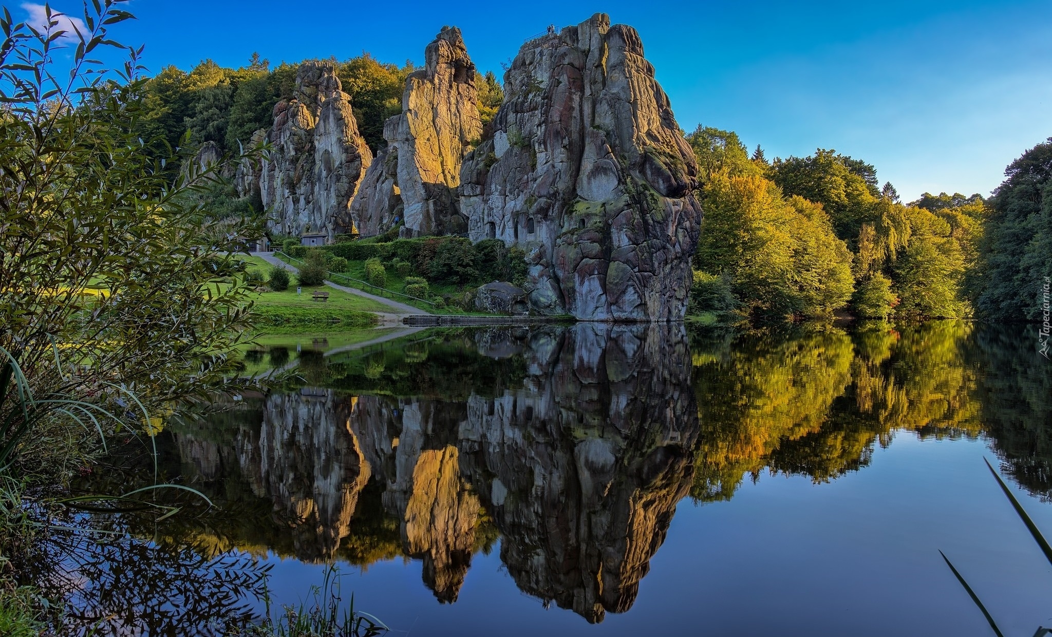 Skały, Formacja Externsteine, Jezioro, Drzewa, Odbicie, Horn-Bad Meinberg, Gmina Lippe, Nadrenia Północna-Westfalia, Niemcy