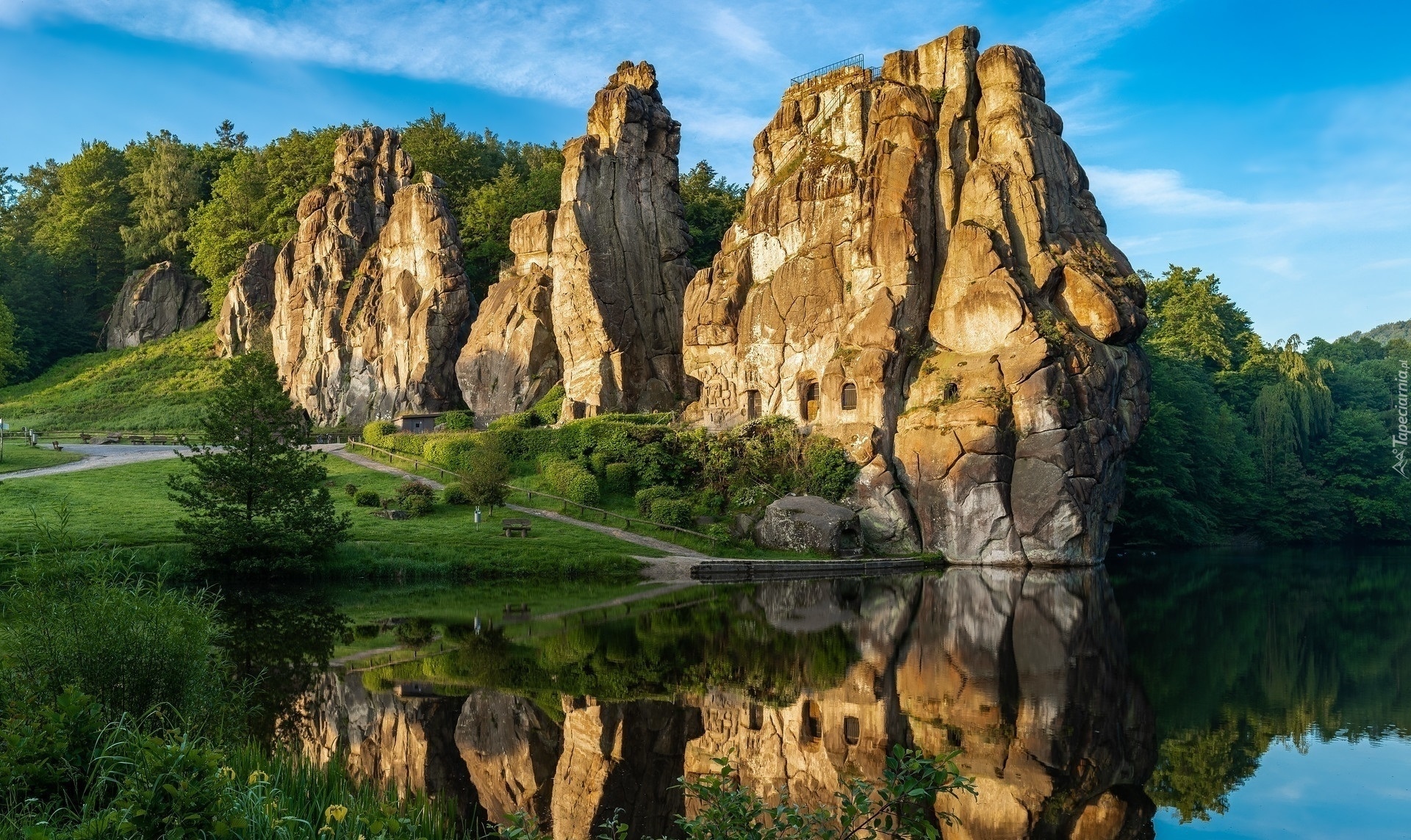 Formacja Externsteine, Skały, Jezioro, Drzewa, Odbicie, Horn-Bad Meinberg, Gmina Lippe, Nadrenia Północna-Westfalia, Niemcy