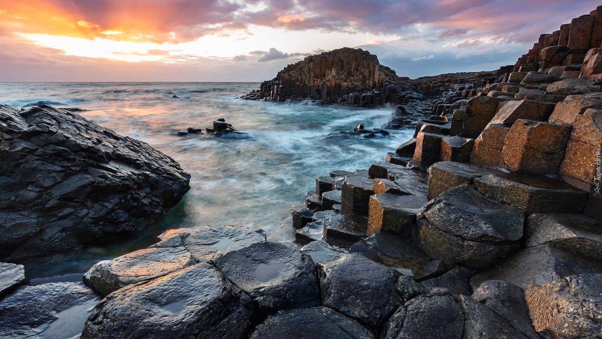 Morze, Skały, Zachód słońca, Chmury, Formacja Giants Causeway, Grobla Olbrzyma, Antrim, Irlandia Północna