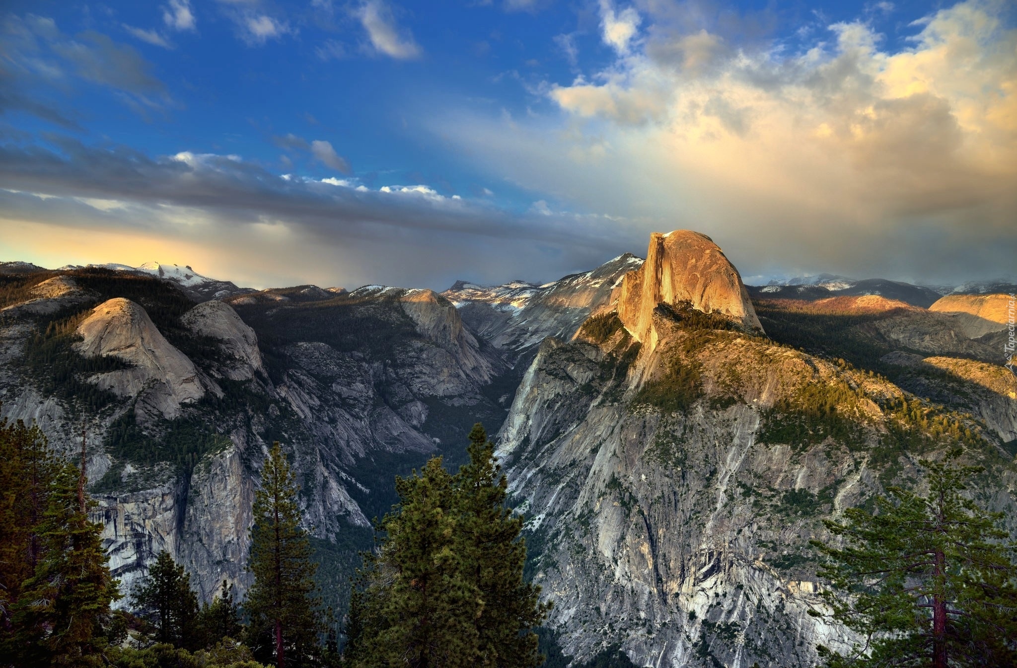 Stany Zjednoczone, Stan Kalifornia, Park Narodowy Yosemite, Szczyt Half Dome, Góry, Drzewa