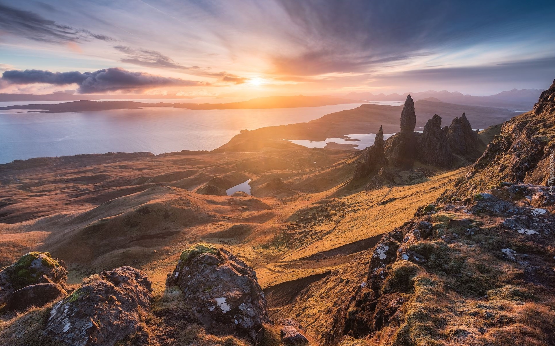 Szkocja, Wyspa Skye, Półwysep Trotternish, Cieśnina, Wzgórza, The Storr, Formacja Old Man of Storr, Skały, Jeziora, Wschód słońca