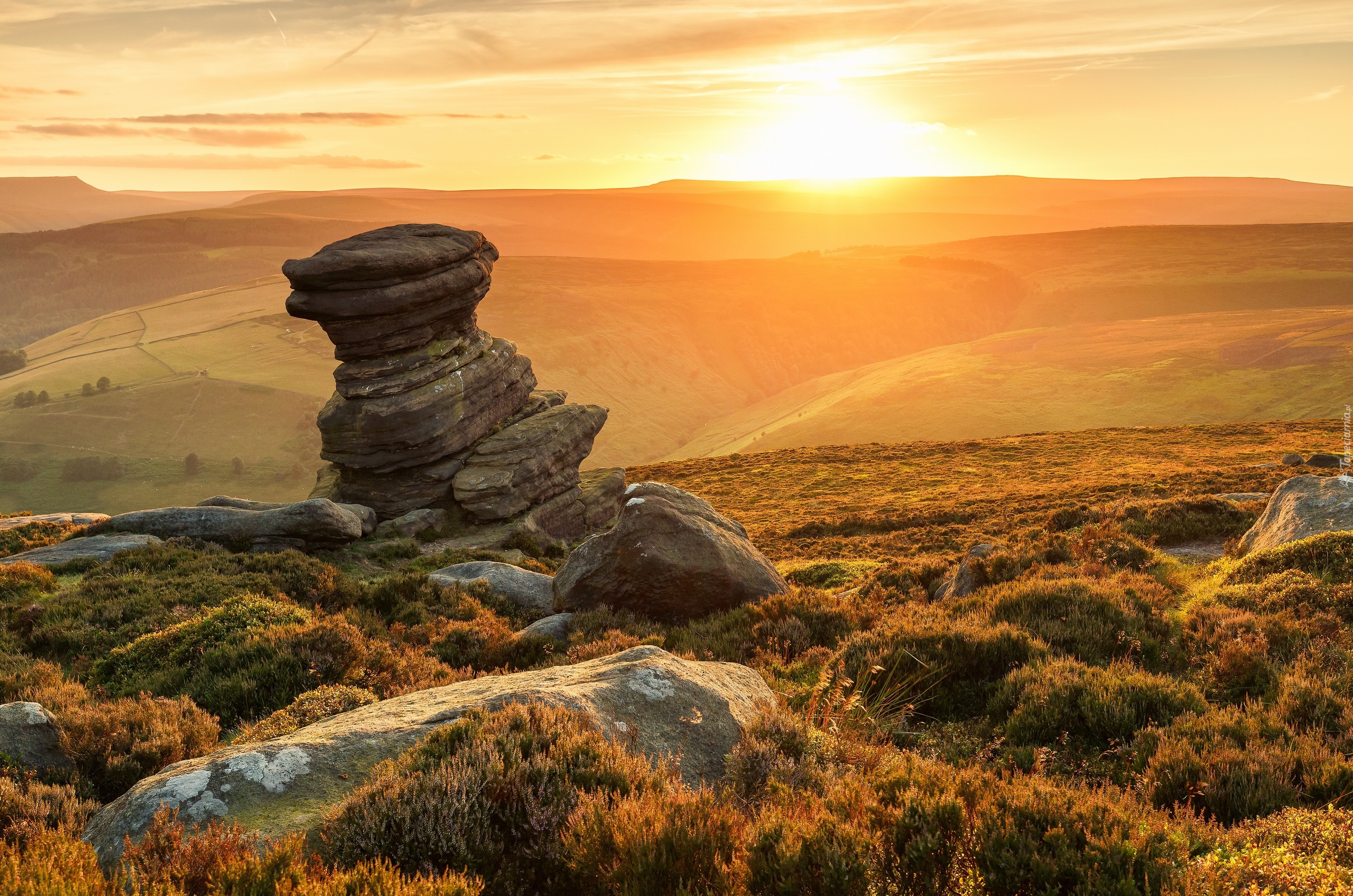 Anglia, Hrabstwo Derbyshire, Park Narodowy Peak District, Formacja skalna Salt Cellar, Wzgórza, Kamienie, Pola, Zachód słońca