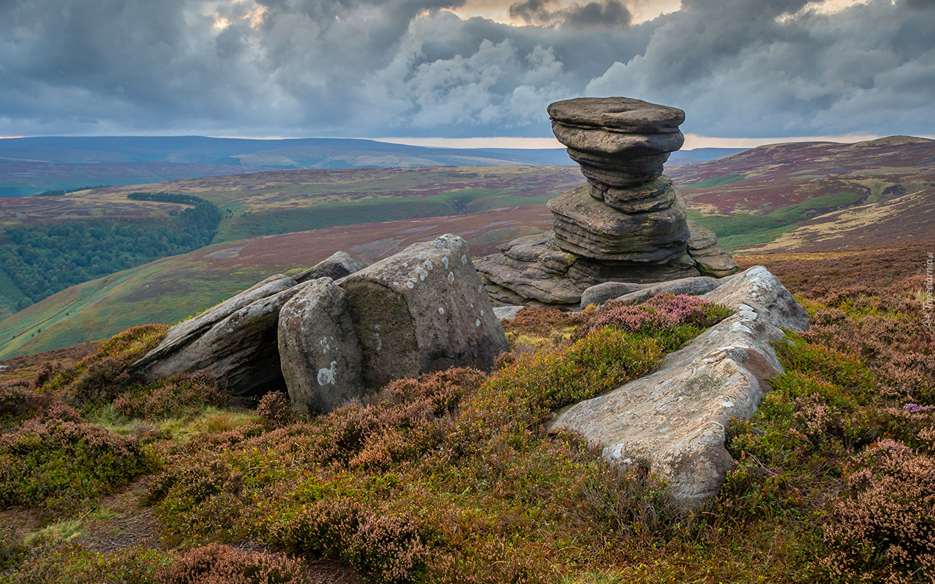 Wrzosowisko, Wzgórze, Skały, Kamienie, Ciemne, Chmury, Park Narodowy Peak District, Formacja skalna, Salt Cellar, Hrabstwo Derbyshire, Anglia