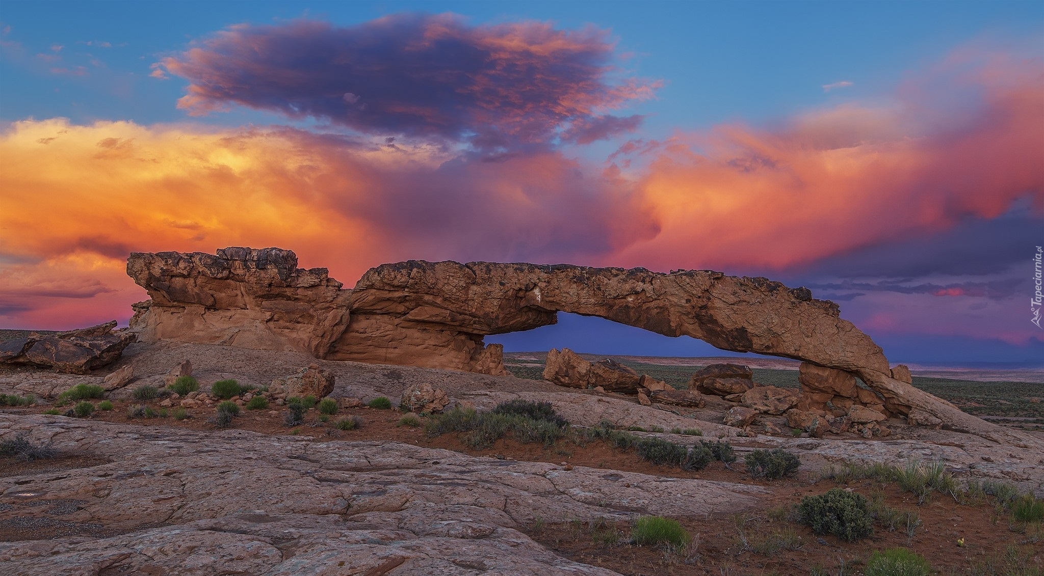 Stany Zjednoczone, Stan Utah, Park Narodowy Grand Staircase-Escalante National Monument, Formacja skalna Sunset Arch, Zachód Słońca, Chmury, Skała, Rośliny