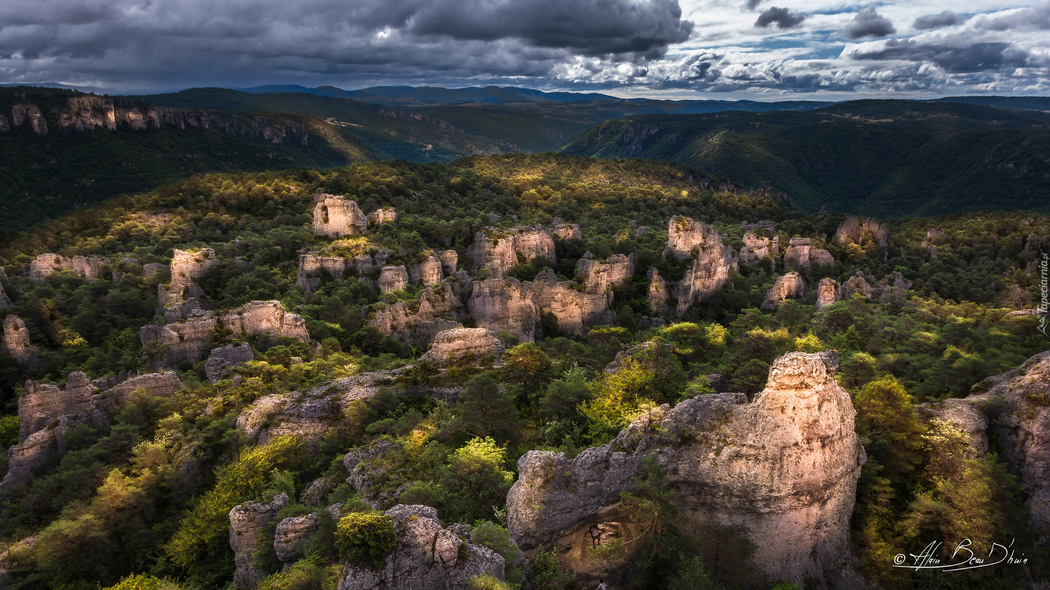 Góry, Skały, Drzewa, Chmury, Formacje skalne, Causse Noir, Francja