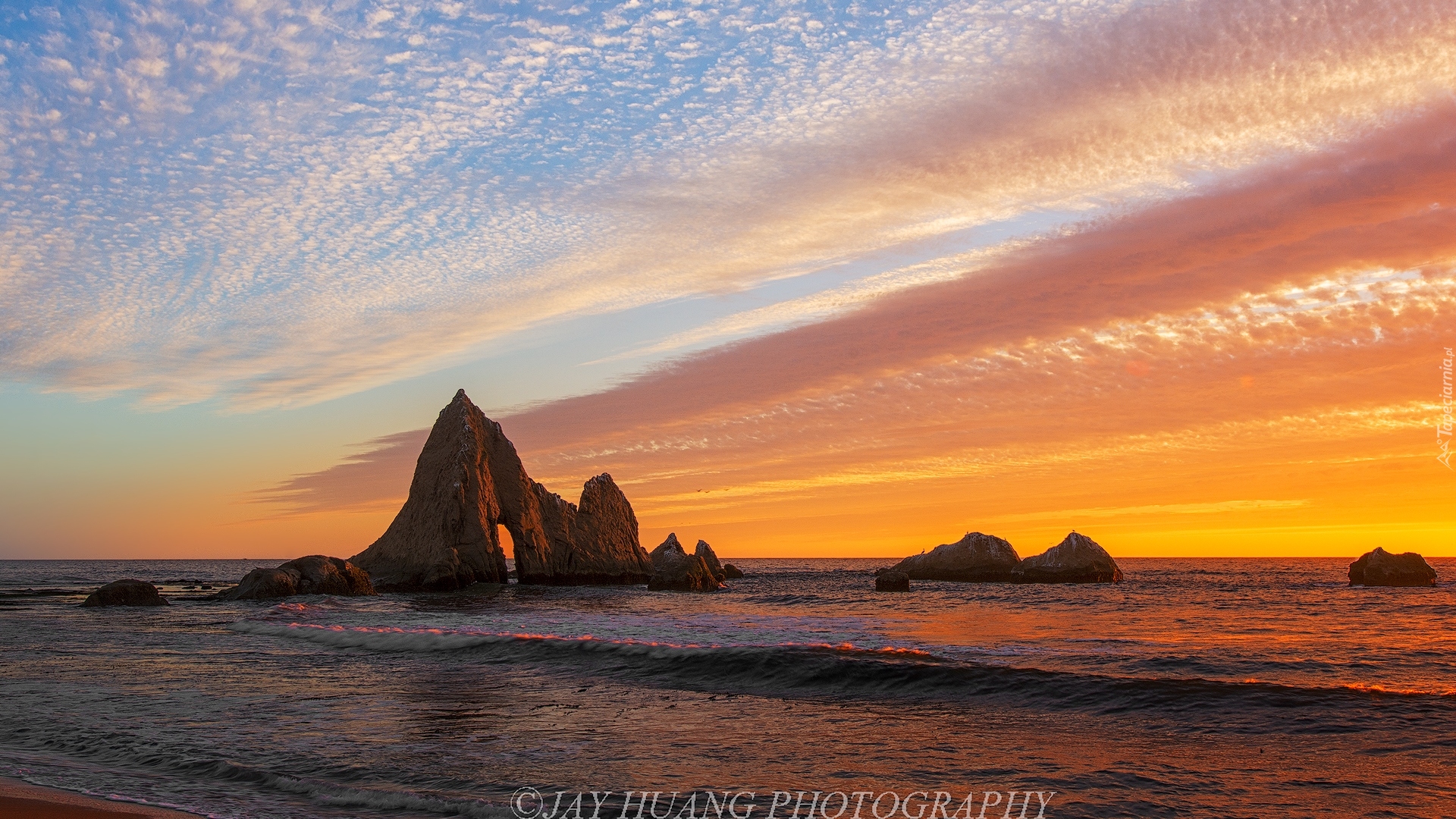 Plaża Martins Beach, Chmury, Skały, Morze, Zachód słońca, Miejscowość Half Moon Bay, Kalifornia, Stany Zjednoczone