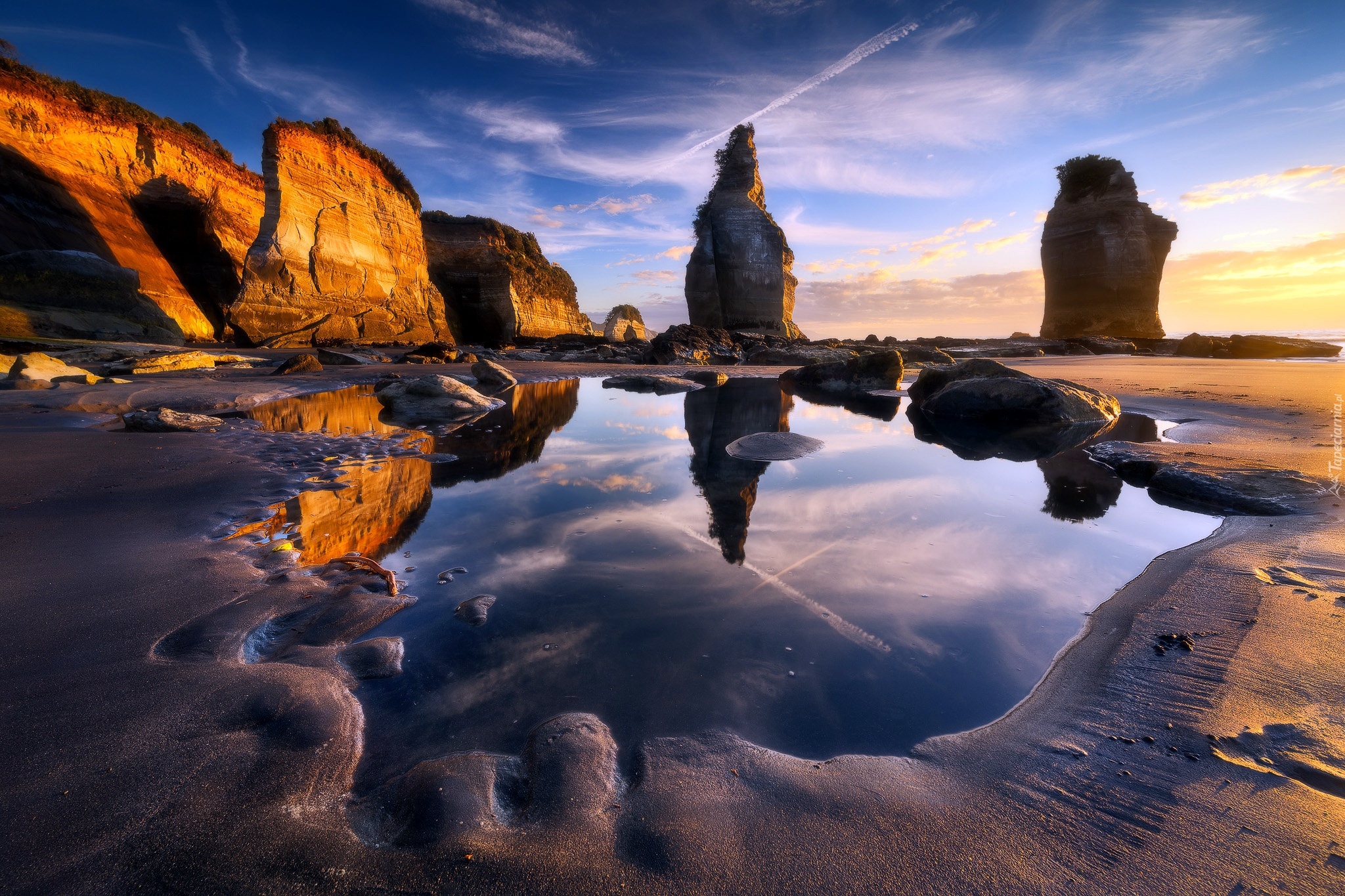 Nowa Zelandia, Region Taranaki, Tongaporutu, Zachód słońca, Plaża, Skały