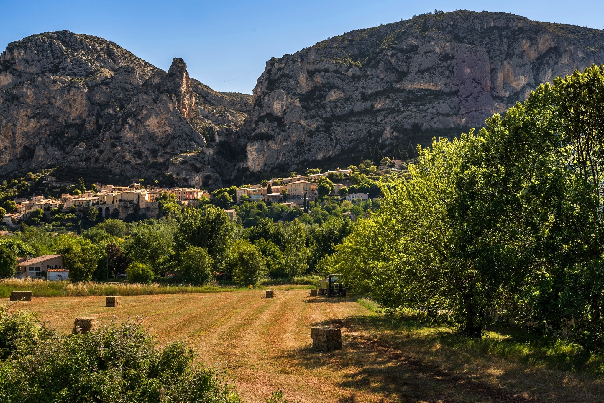 Francja, Moustiers-Sainte-Marie, Góry, Alpy, Dolina, Ciągnik, Pole