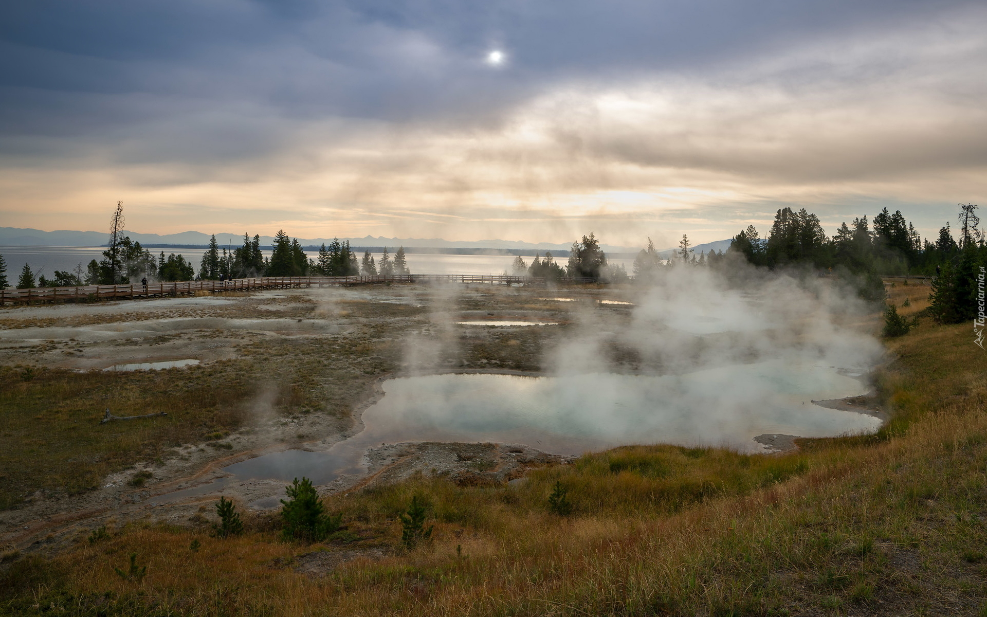 Park Narodowy Yellowstone, Thumb Geyser, Gejzery, Gorące źródła, Wschód słońca, Pomost, Jezioro, Drzewa, Stan Wyoming, Stany Zjednoczone